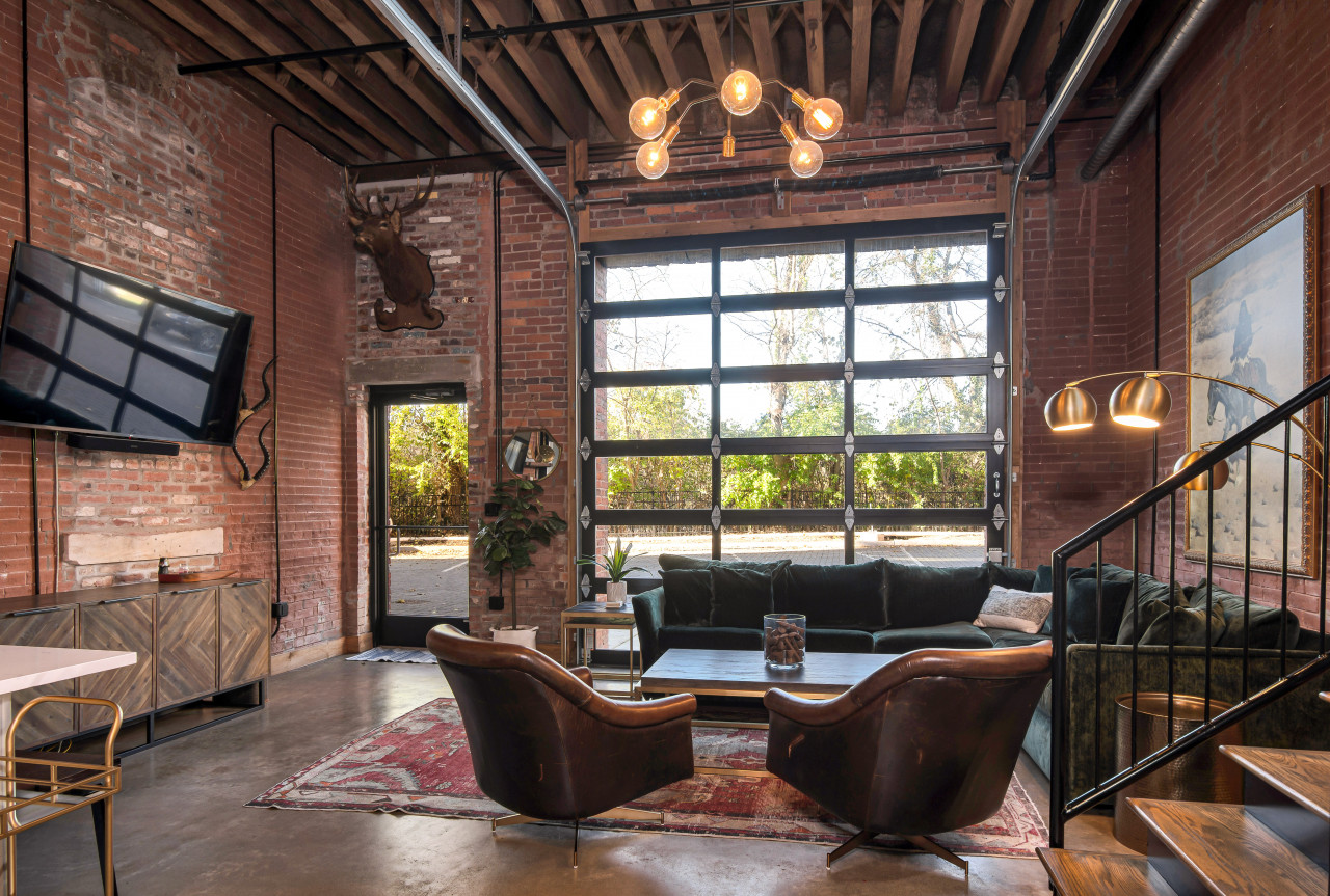 Property Image 2 - One-Of-A-Kind w/ 6 Beds! Roll Up Garage Door - Pool, Speakeasy, Gym 