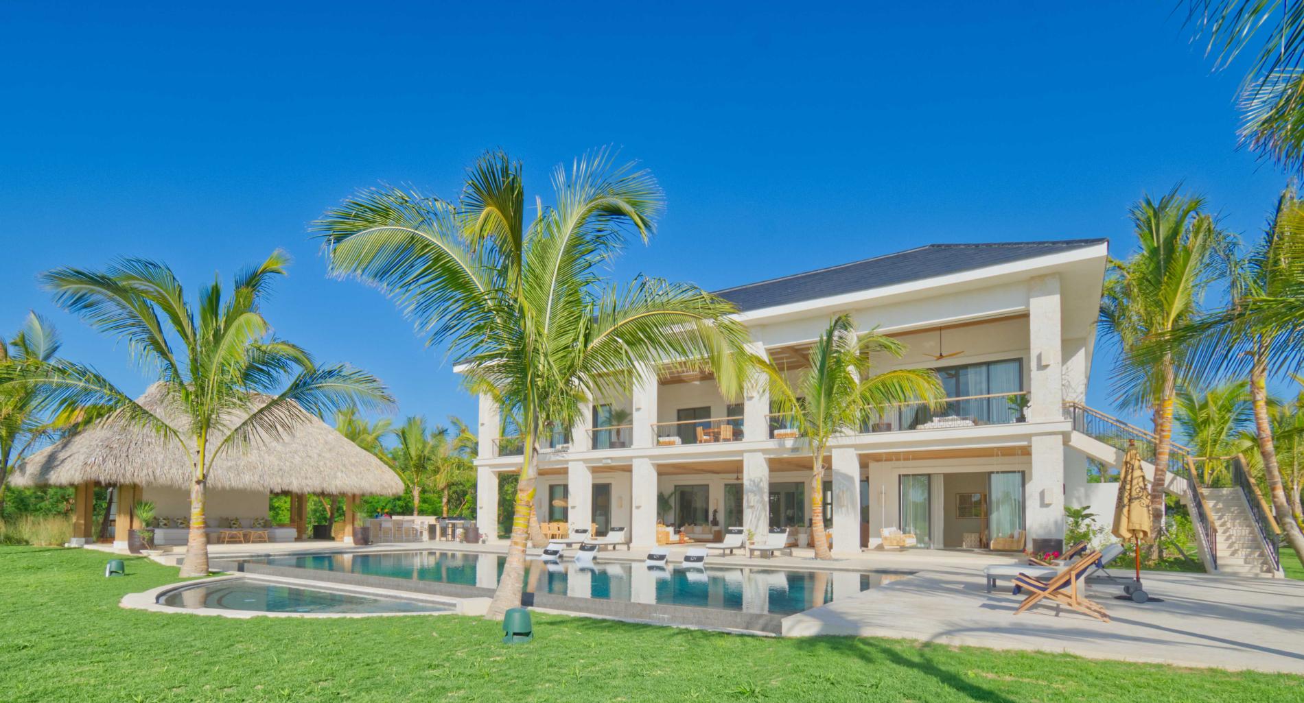 Property Image 1 - Luxury villa with heated pool/jacuzzi + full staff
