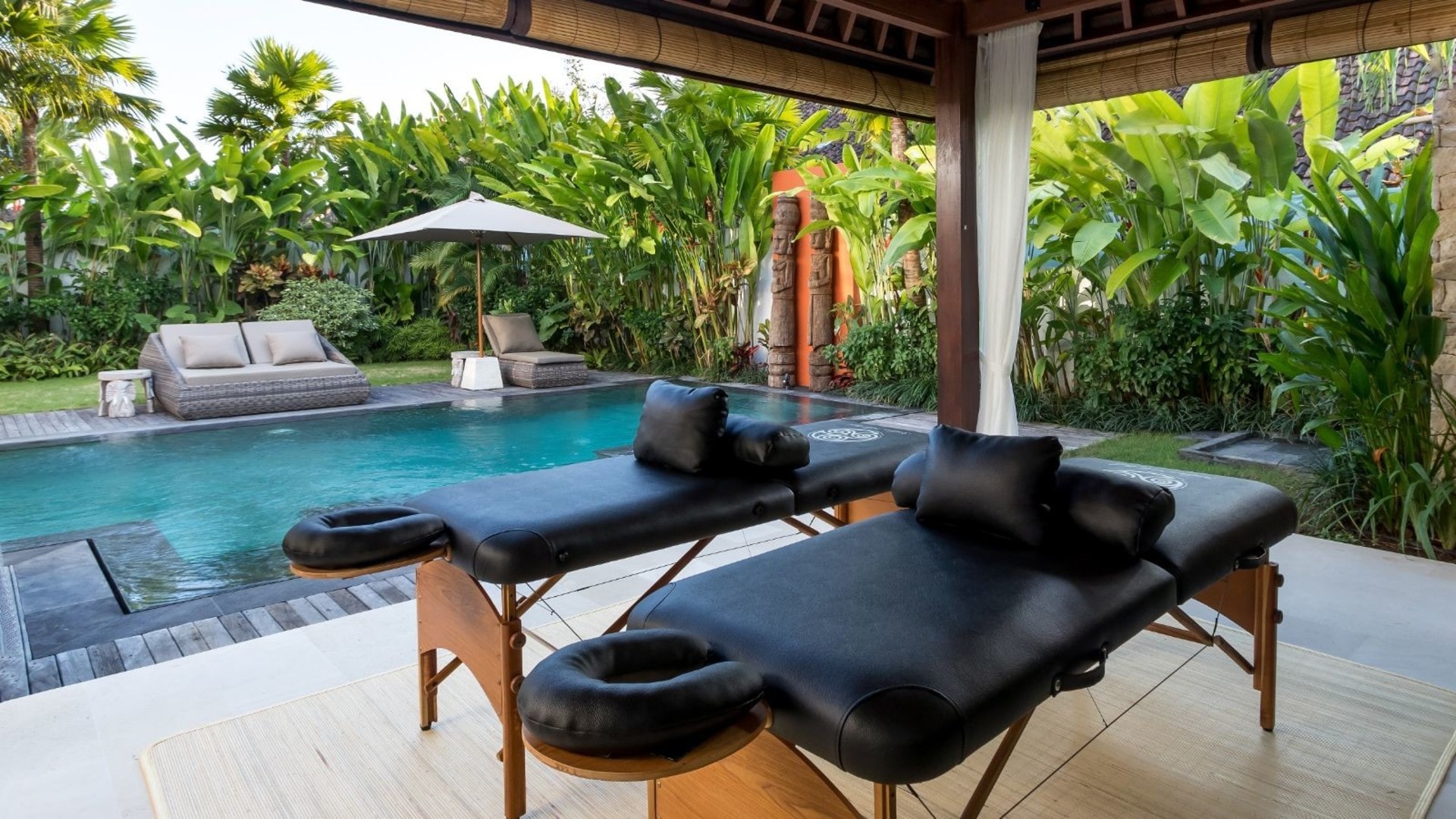 Modern 4BR Villa W/ Pool & Balcony, Bali Villa 2220