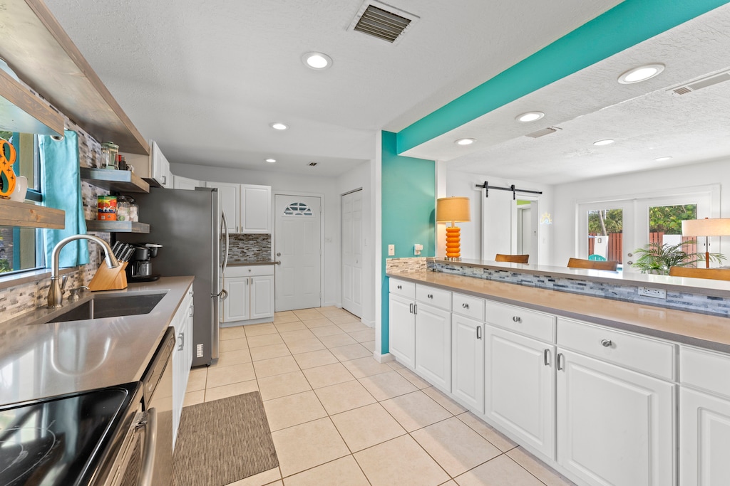 Open kitchen and breakfast bar