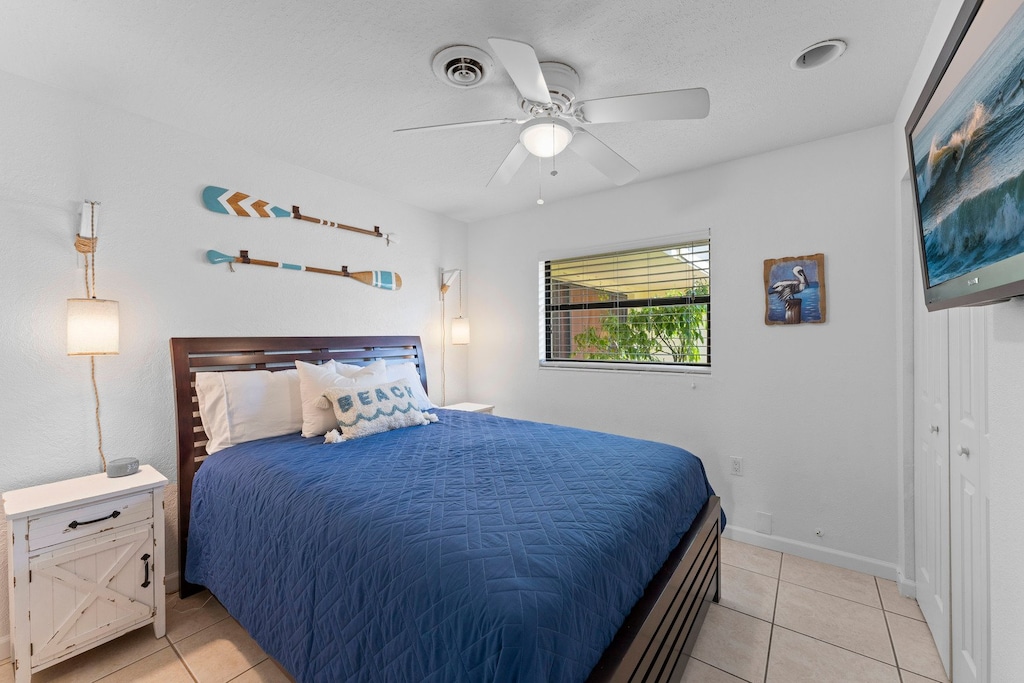 Guest bedroom with queen bed