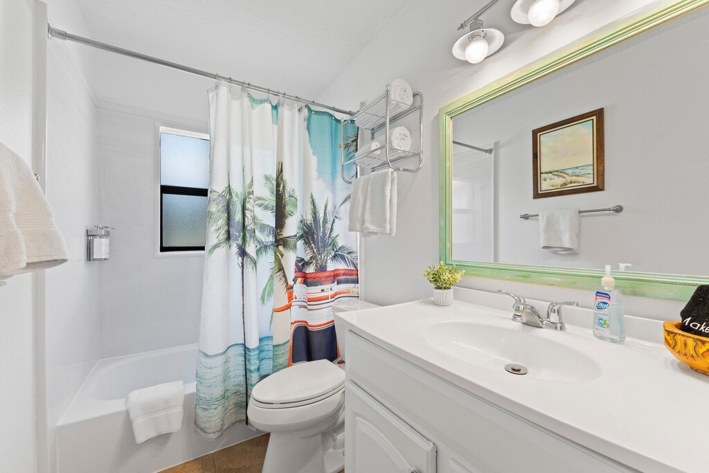 Guest bathroom with shower/tub combo