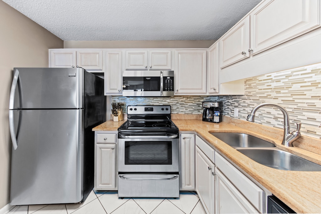 Updated Fully Equipped Kitchen with Granite Countertops and Stainless Steel Appliances