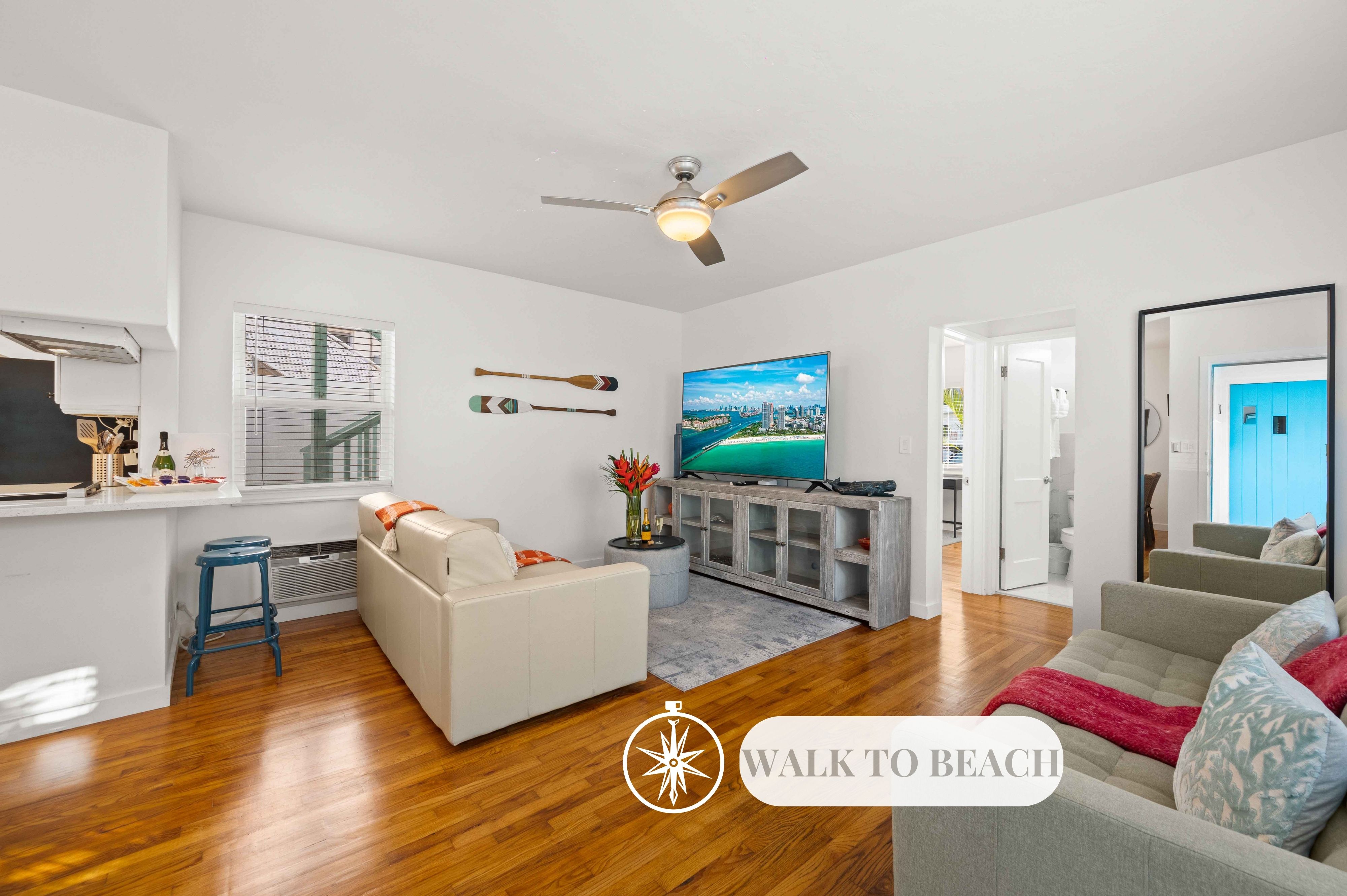 Cozy two bedroom apartment just steps away from the beach and water taxi on the Intracoastal Waterway.