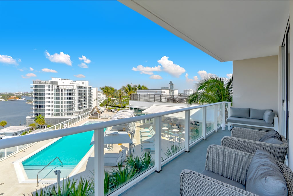 Gorgeous condo near the beach. The view is even better than the pictures- Mary