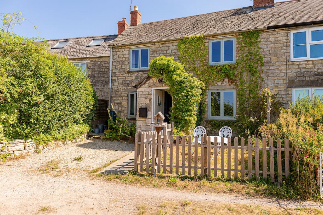 Property Image 2 - Lovely 2 BD with stunning views over Stroud valley