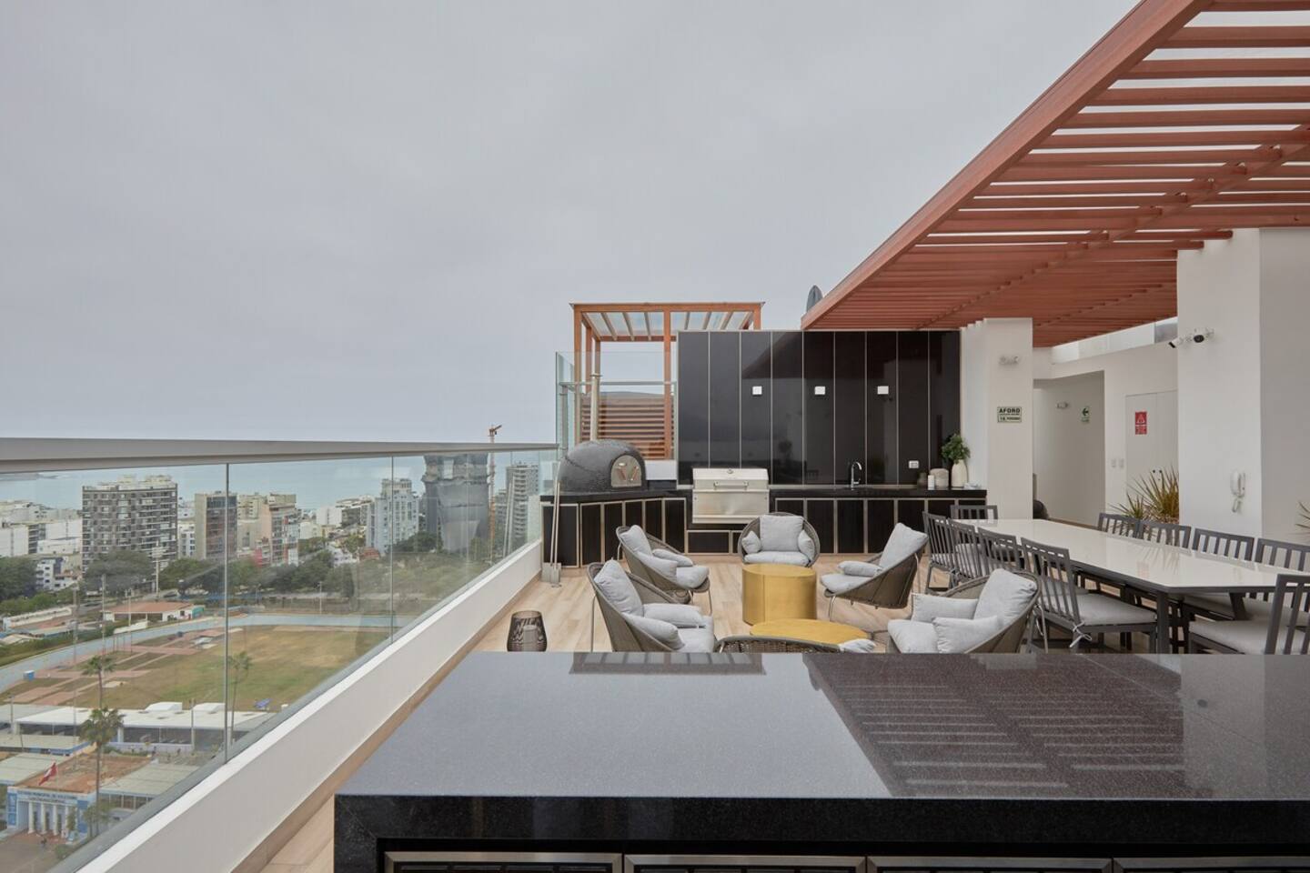 Lovely 1 BR Apartment w/ Rooftop Pool