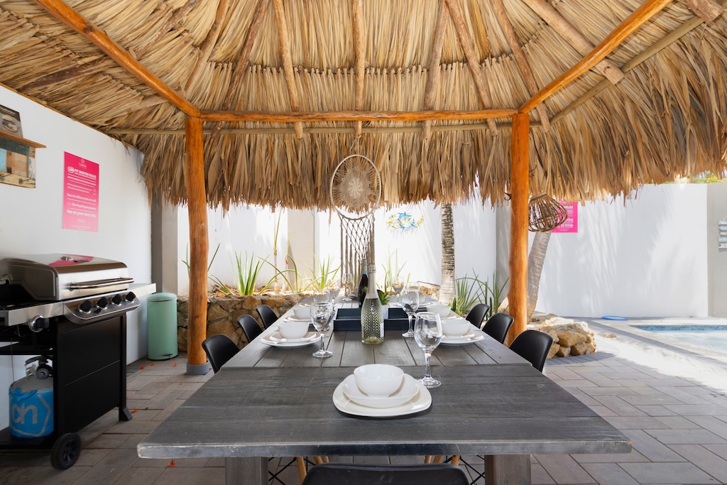 Glorious outdoor dinning area of the villa in Noord, Aruba - Beautiful pool facing outdoor dinning area of the villa - Elite 8 persons dinning - Mesmerizing pool views - Majestic decored space - Refreshing Environment
