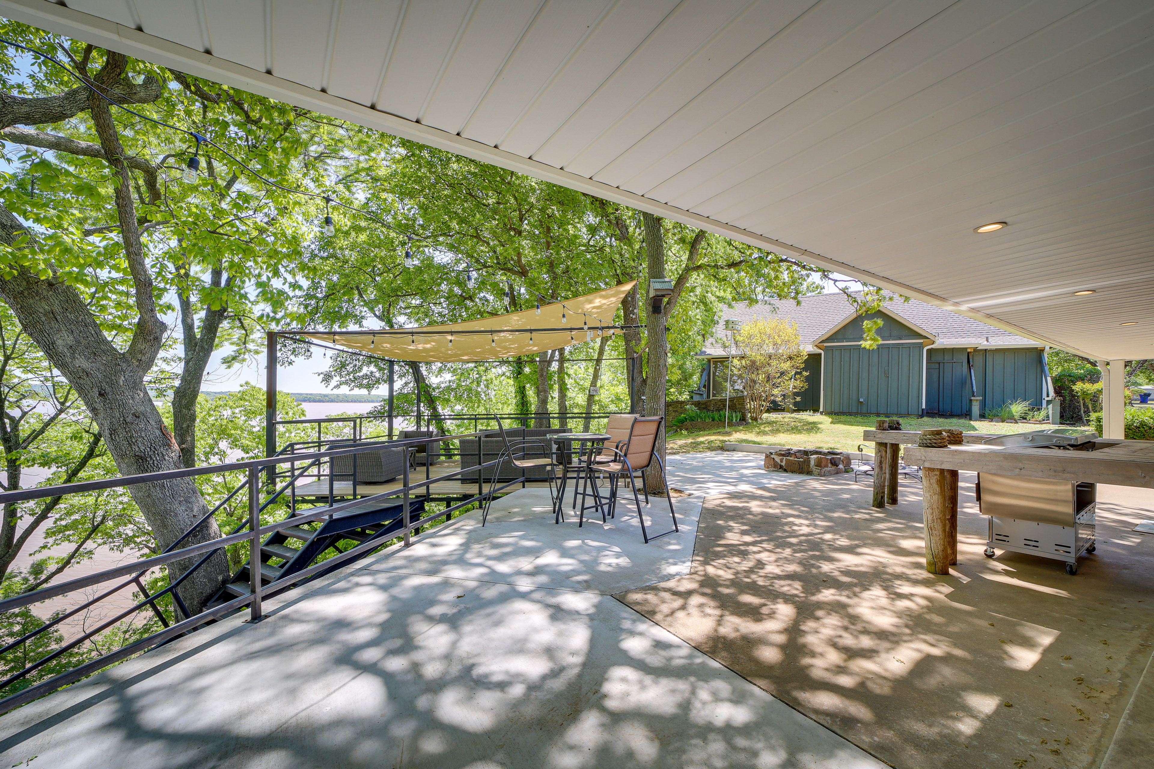 Waterfront Retreat w/ Deck on Lake Eufaula!