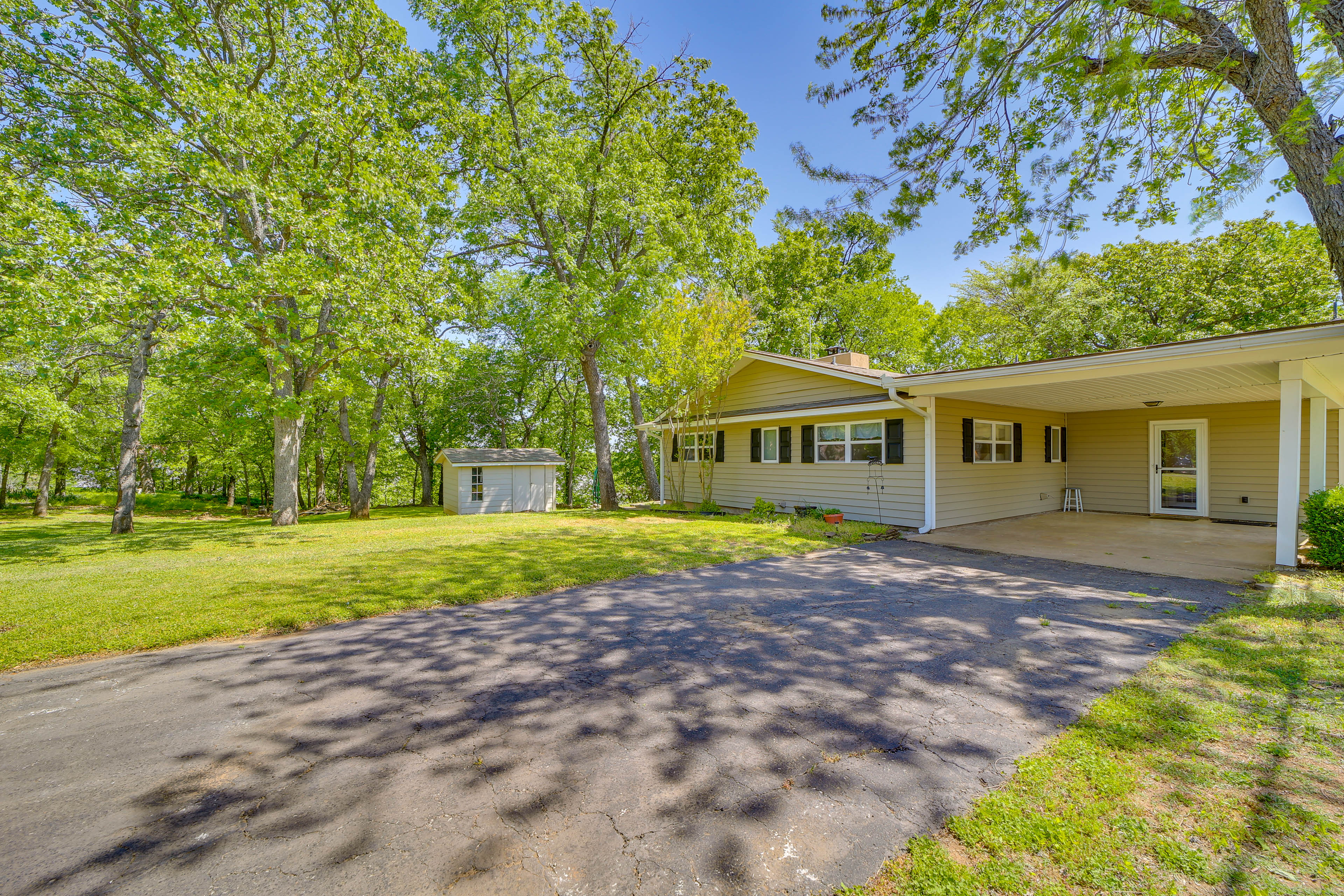 Property Image 2 - Waterfront Retreat w/ Deck on Lake Eufaula!