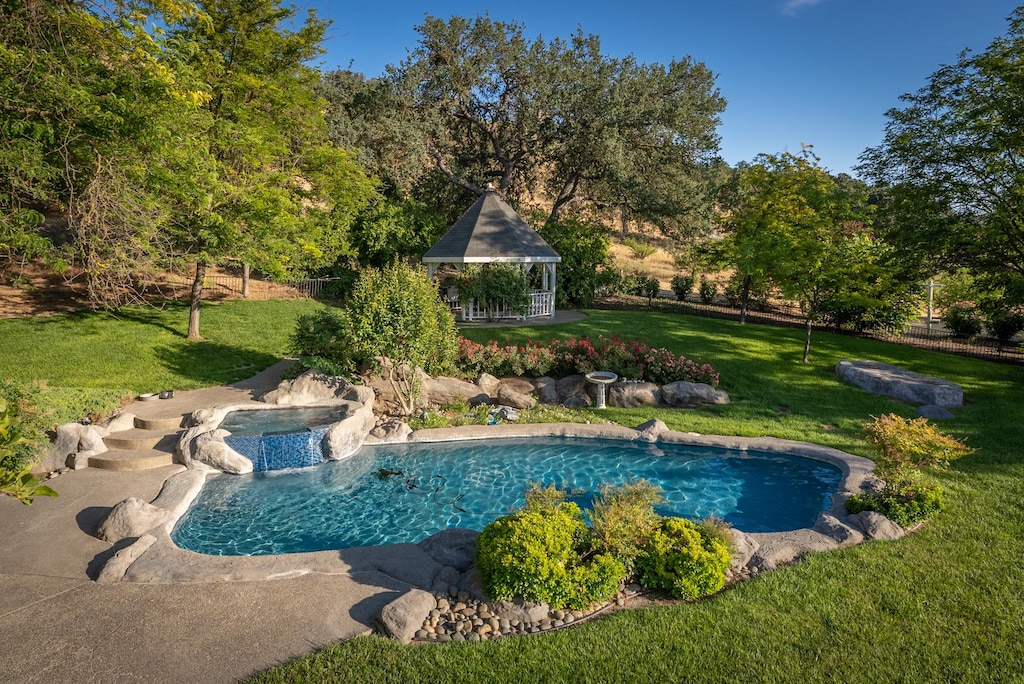 Pool is completely fenced now
