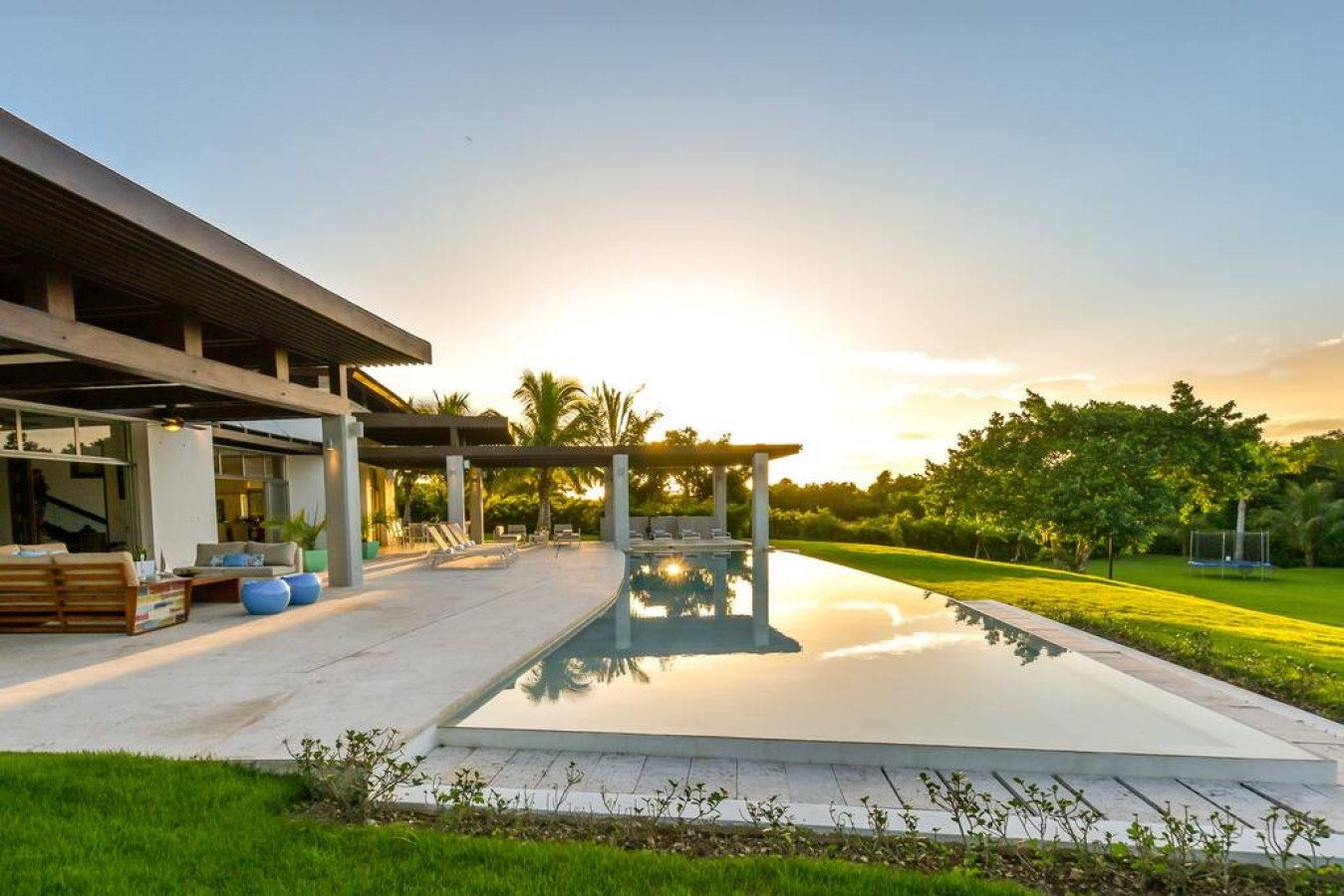 Hermosa: Expansive luxury villa w/ pool, Jacuzzi, lawn, full staff & golf cart. 