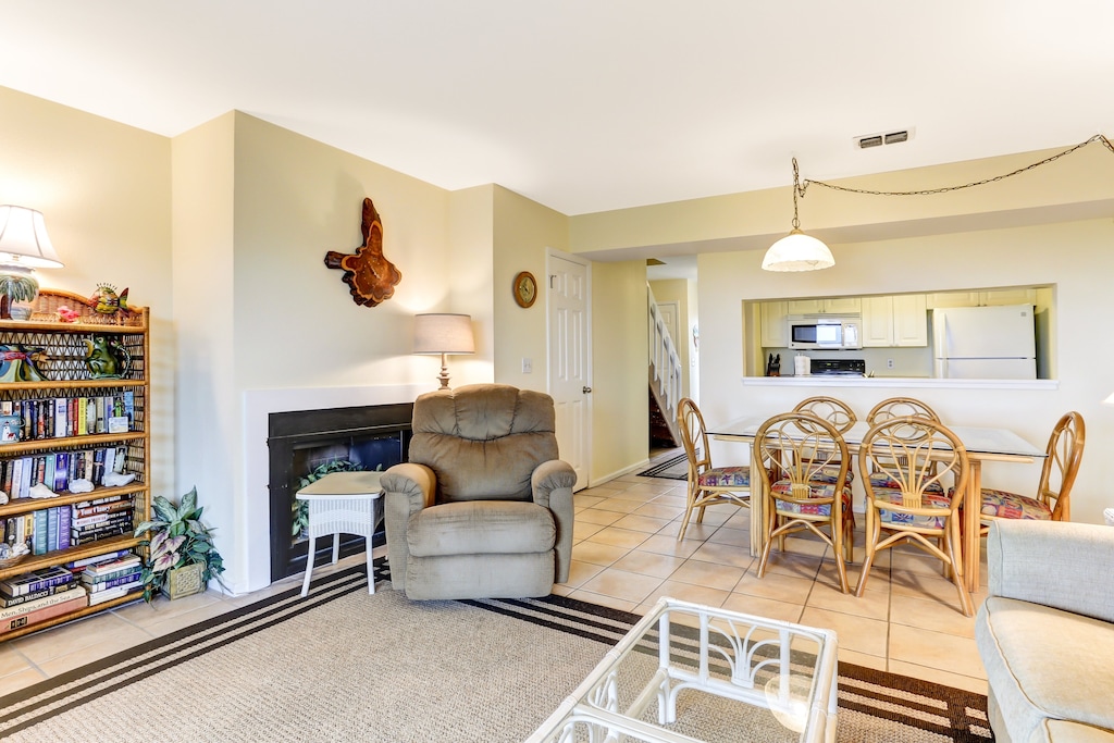 Living Room/Dining Area