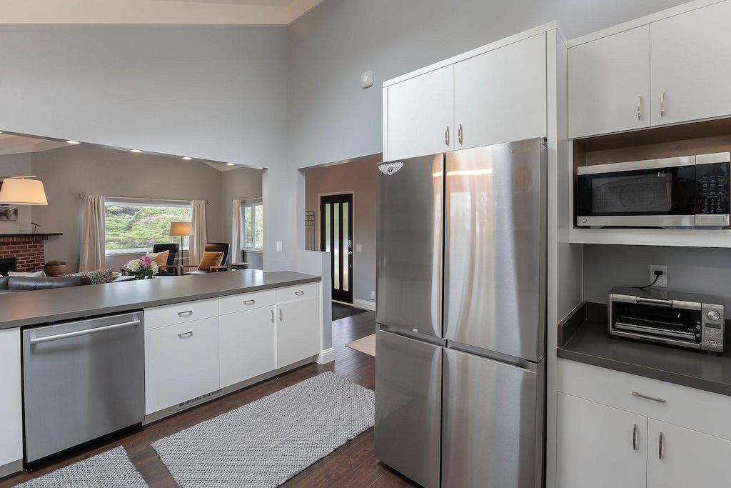 Fully Equipped Kitchen, Stainless Steel Appliances