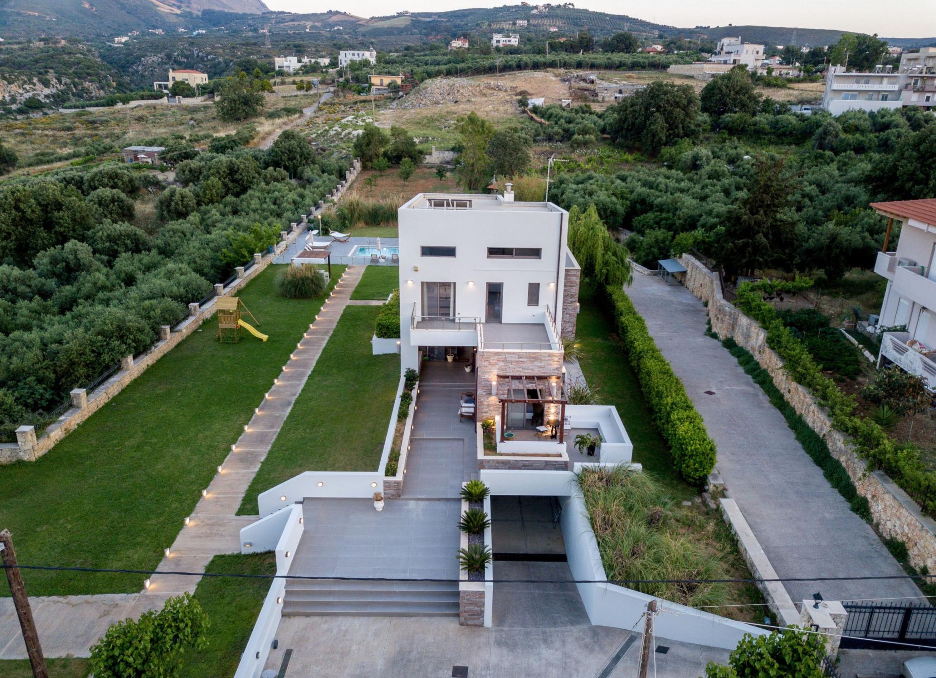 Villa Sfedami with Private Pool and Children Safet