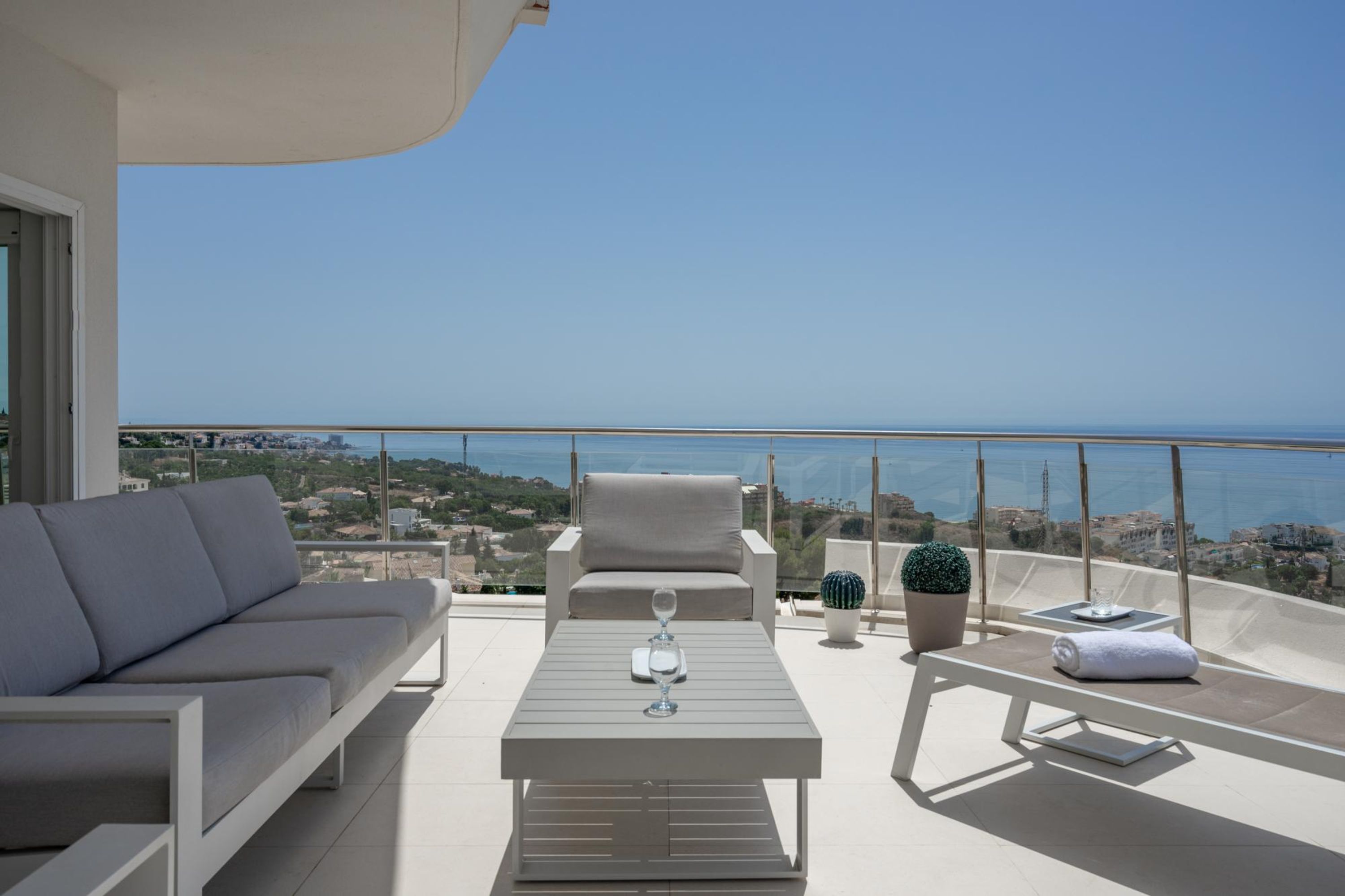 Property Image 2 - Luxurious flat in El Higueron Ref 121