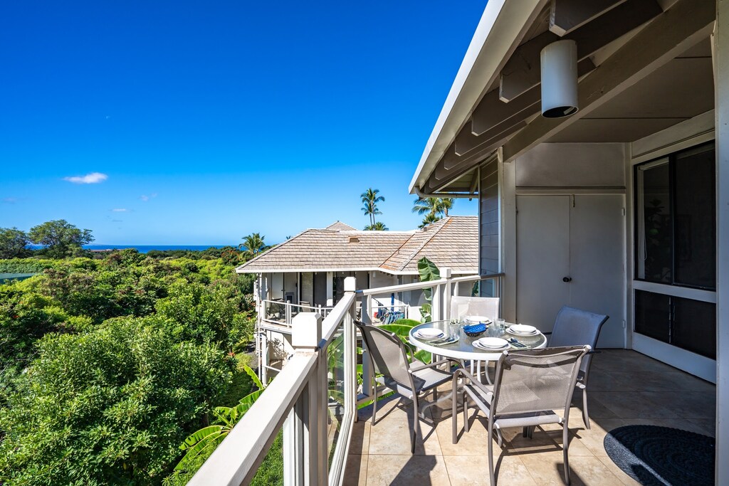 Enjoy Breakfast or Dinner with the Tropical Hawaiian Breezes