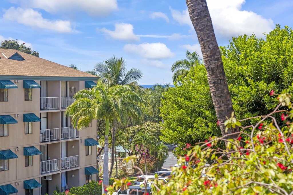 A peak of the ocean from your lanai