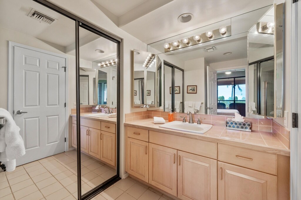 The guest room also has an ensuite