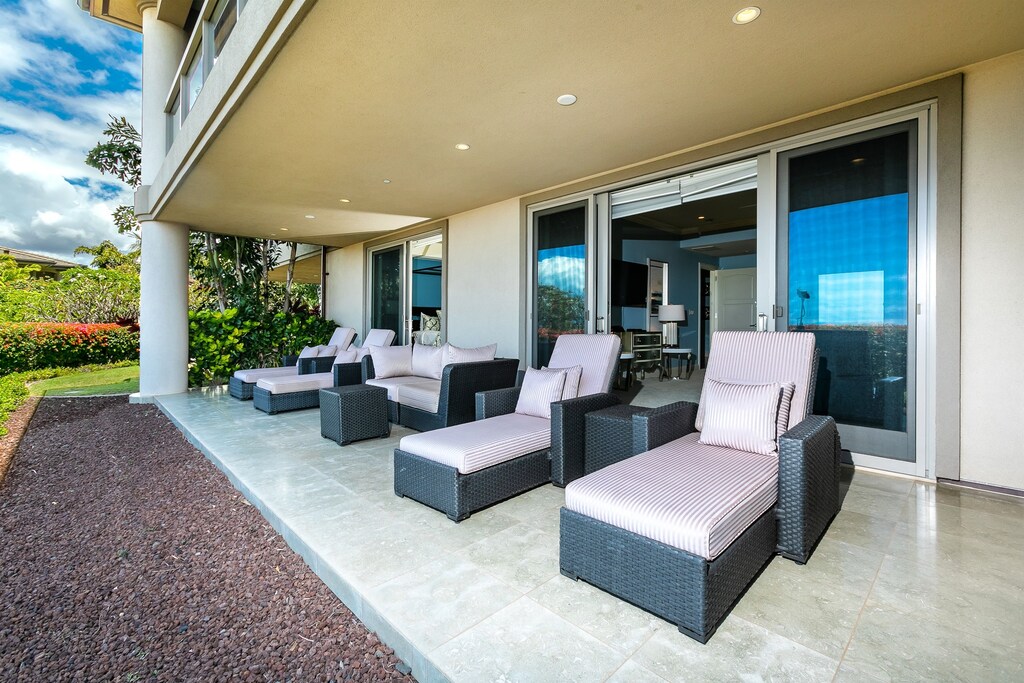 Ground floor lanai perfect for lounging