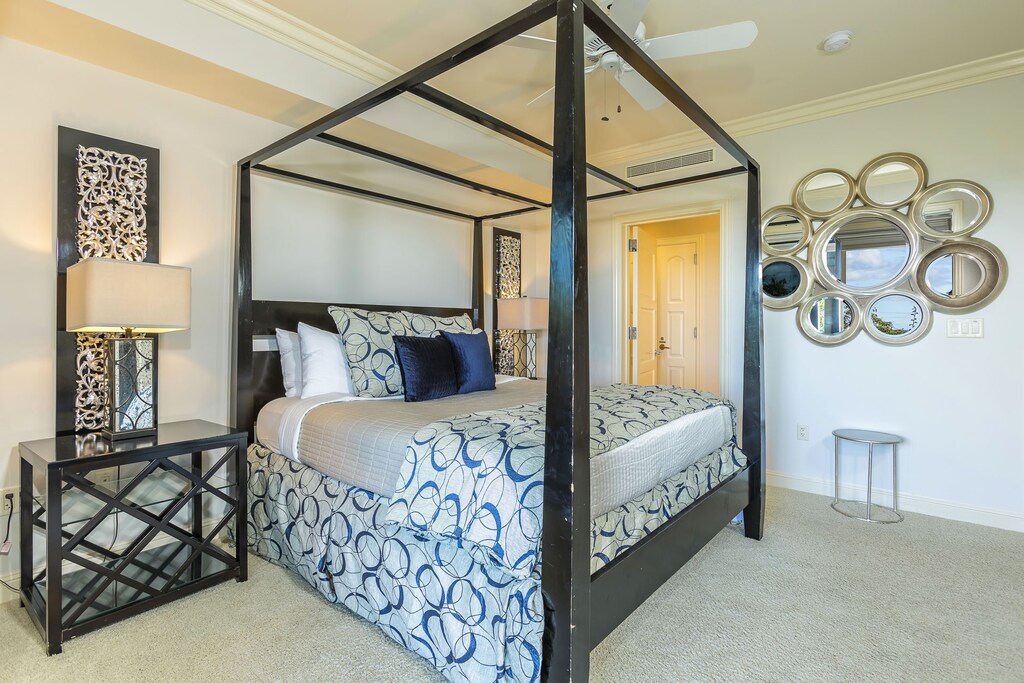 Grand guest bedroom