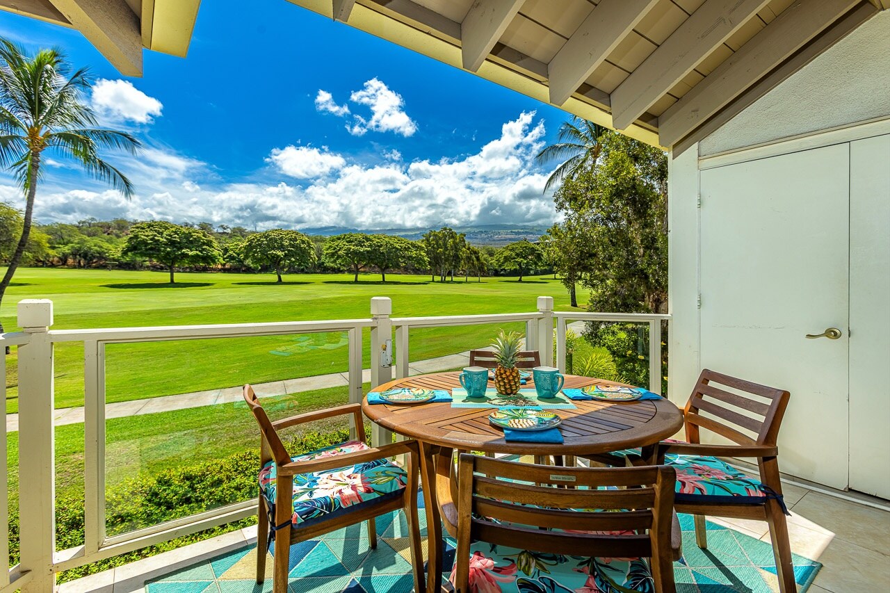 Seating for 4 on the private lanai