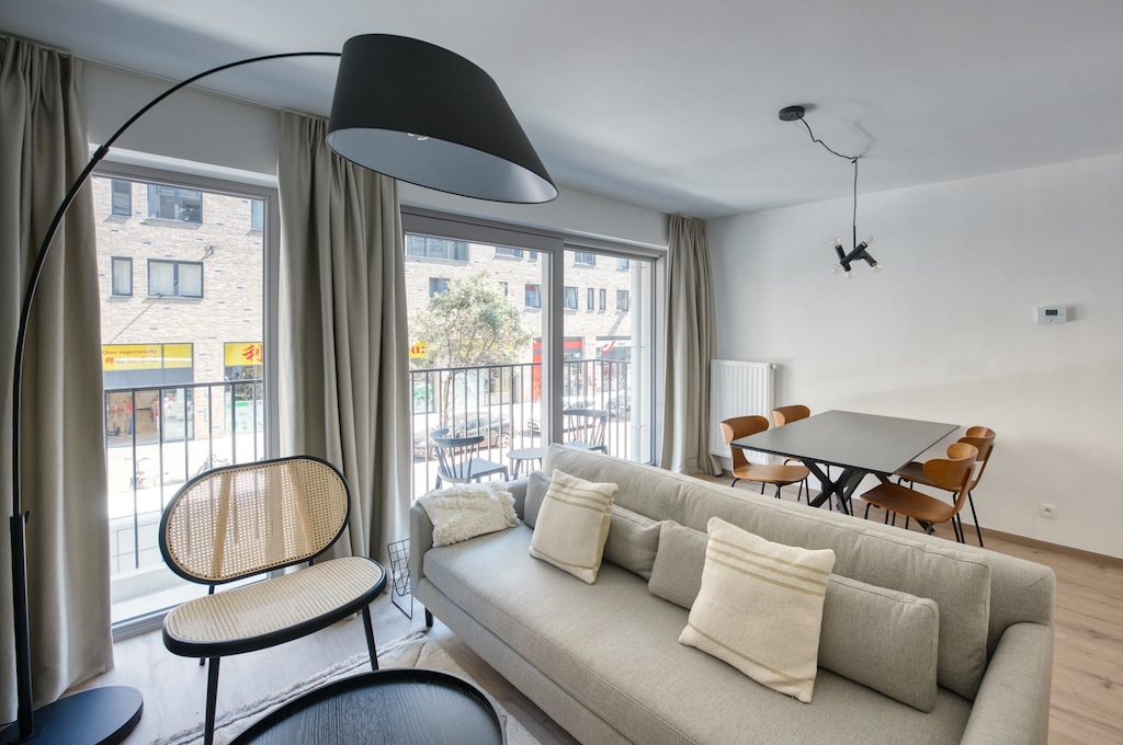 Large arc overreach floor lamp allows to illuminate the living room space at night.