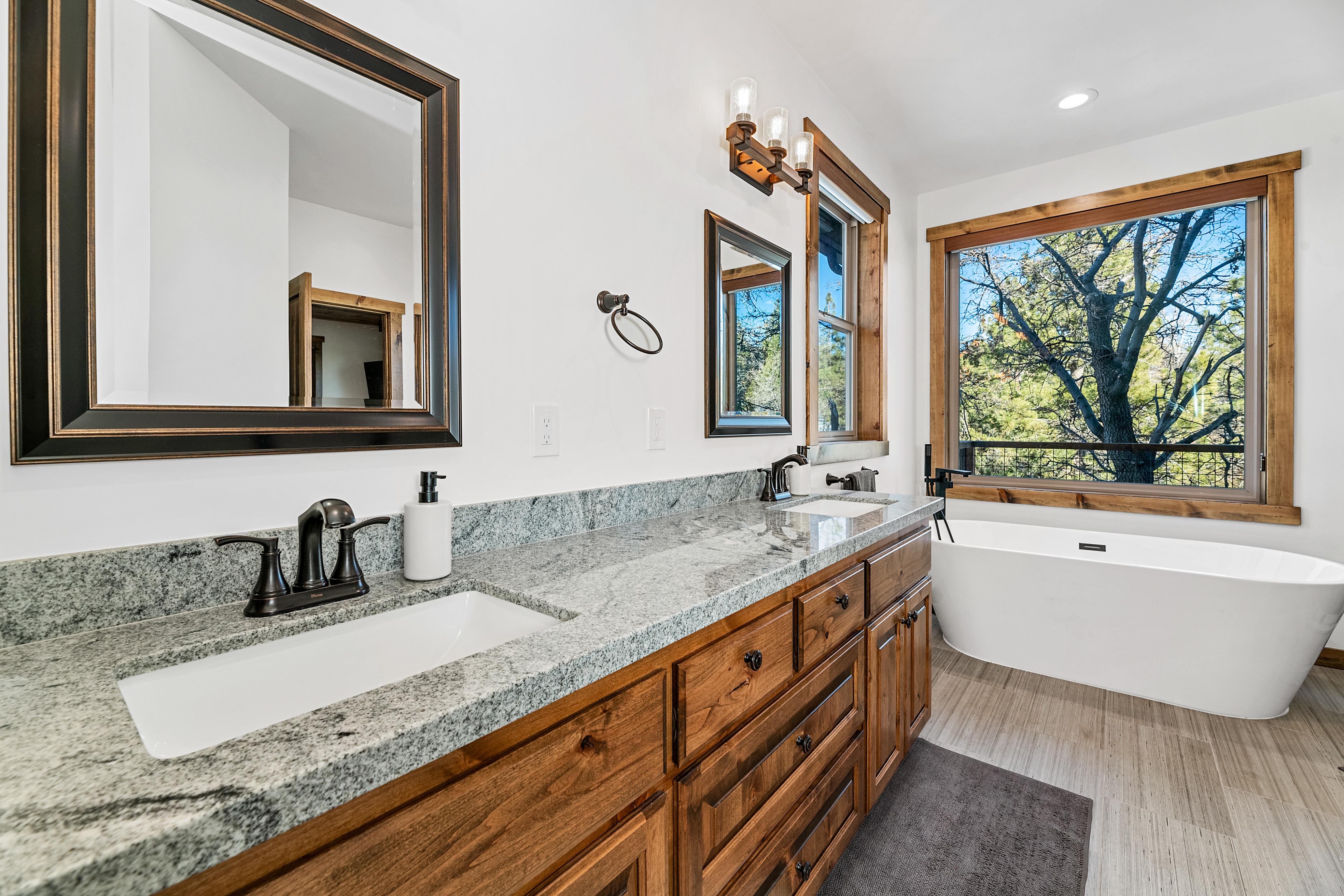 MOONLIGHT LODGE - VIEWS! 5-STAR Luxury cabin, Private Hot Tub, Game Room, NEW 2022 construction, Beautiful vaulted ceilings, wood support beams, and a beautiful open kitchen. Located in Upper Moonridge.
