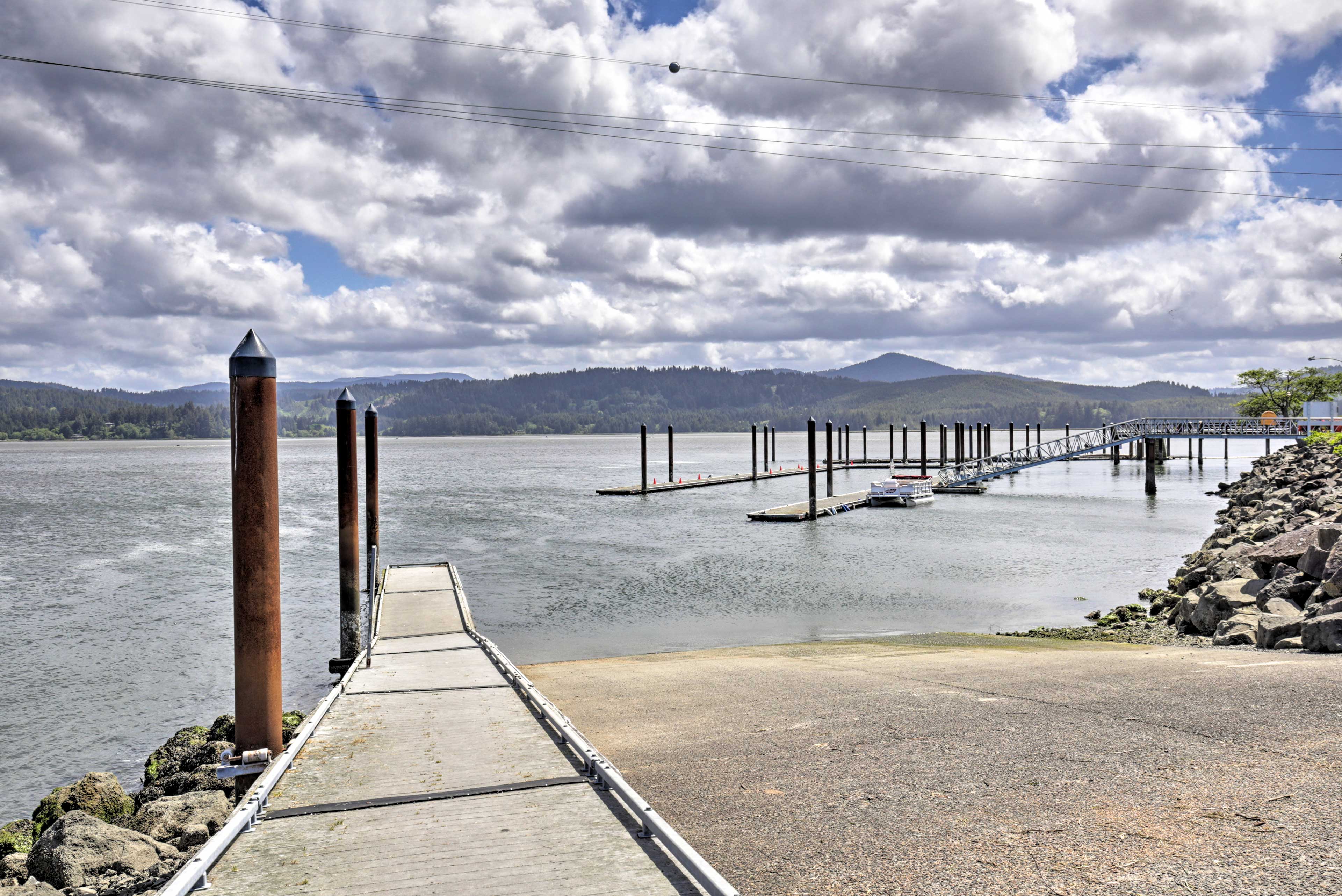 Waldport Townhome w/ Dog Run on Alsea Bay!