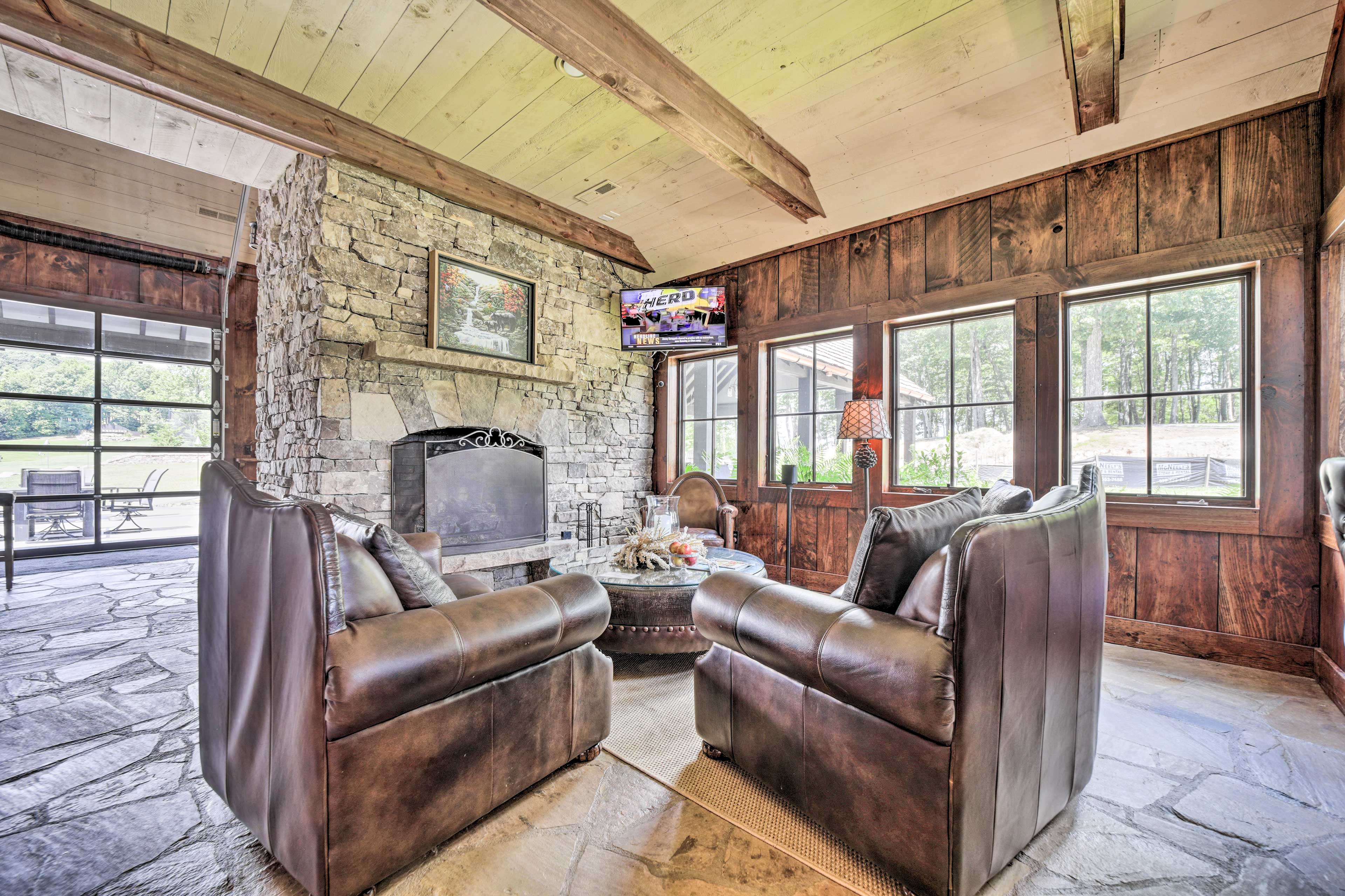 Mountain-View Retreat: Cozy Chinquapin Cabin!