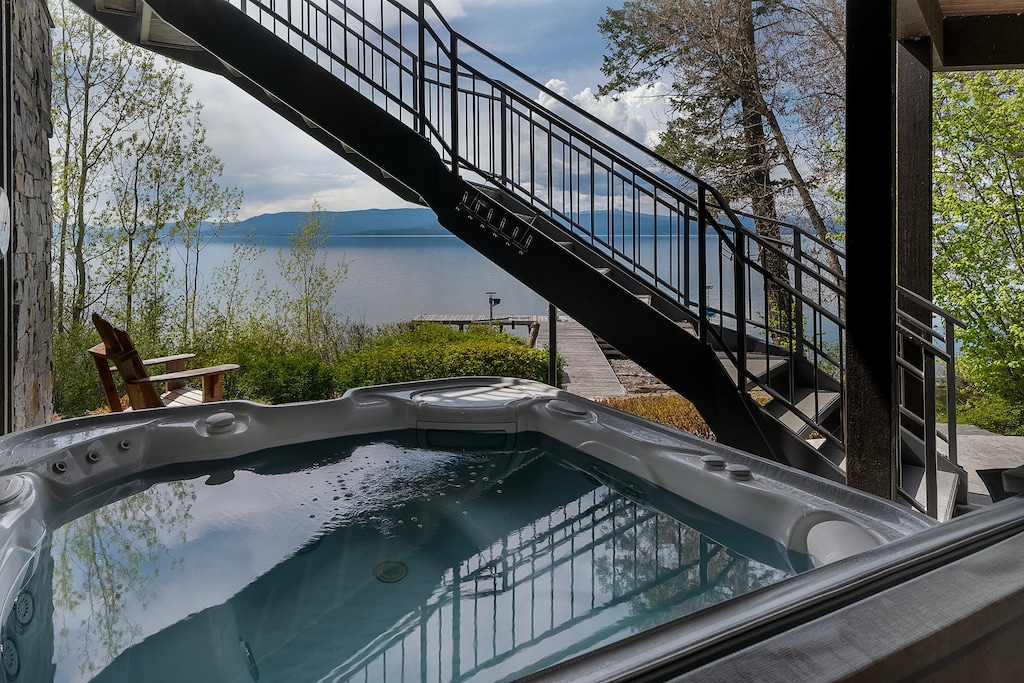 Private hot tub with Lake Views!