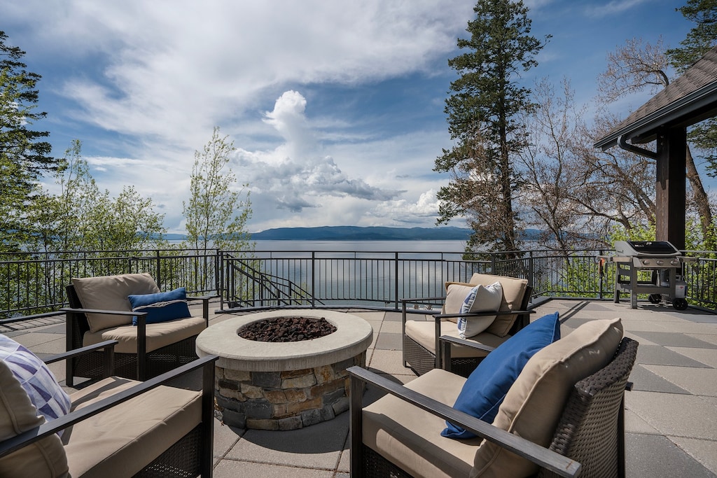 Gather round the firepit!