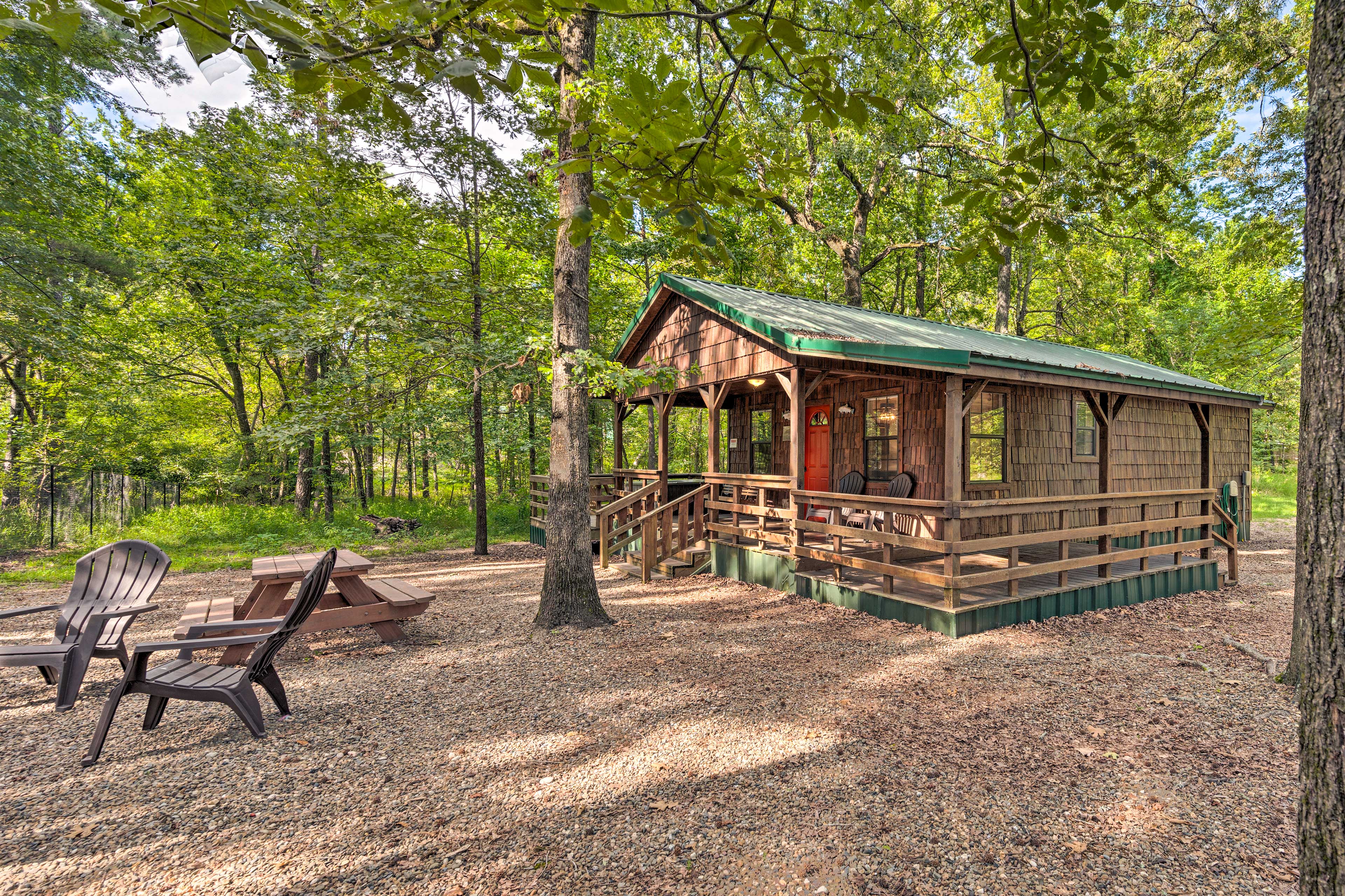 Property Image 1 - Relaxing Broken Bow Bungalow w/ Hot Tub & Deck!