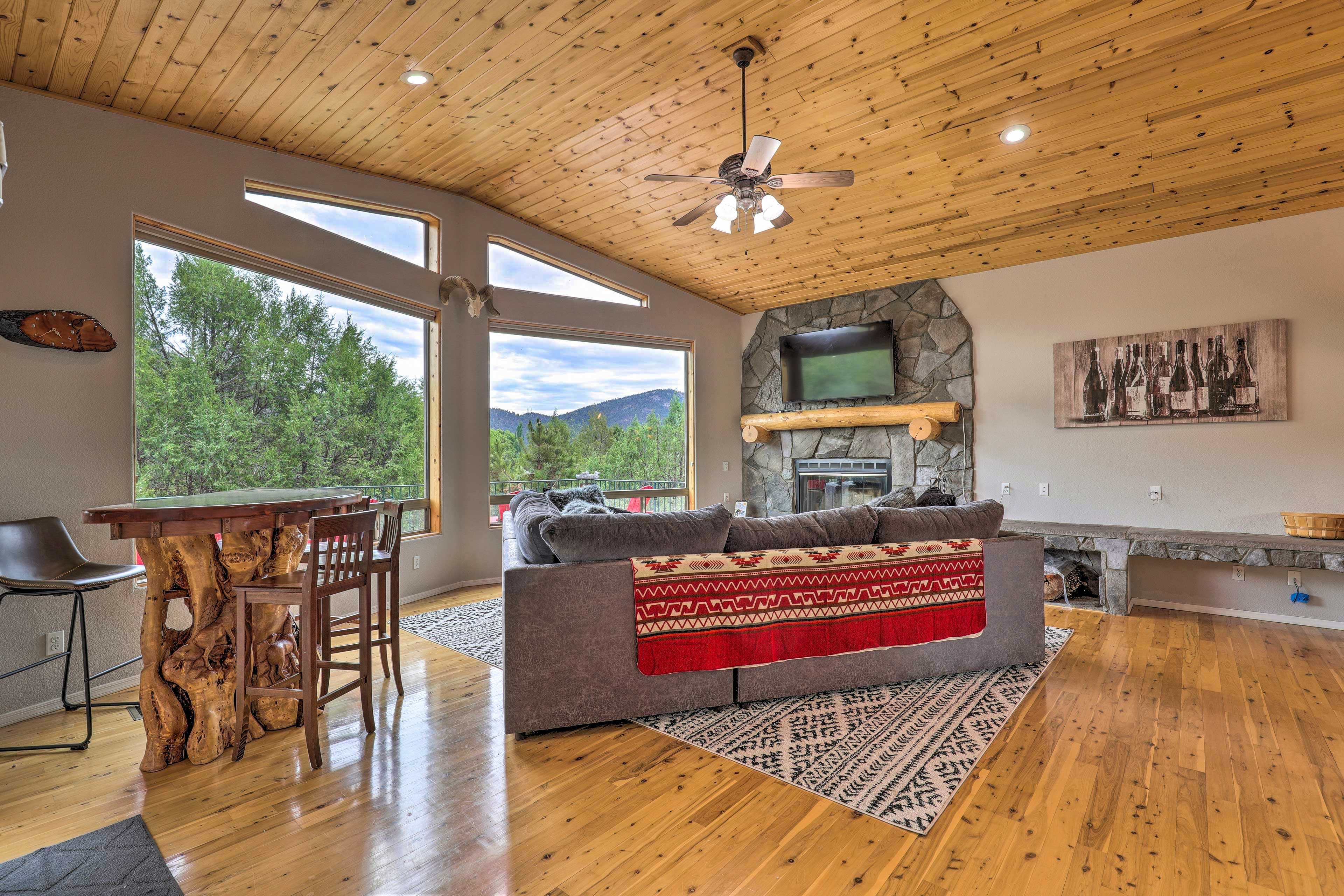 'Elkwood Lodge' Star Valley Cabin w/ Hot Tub