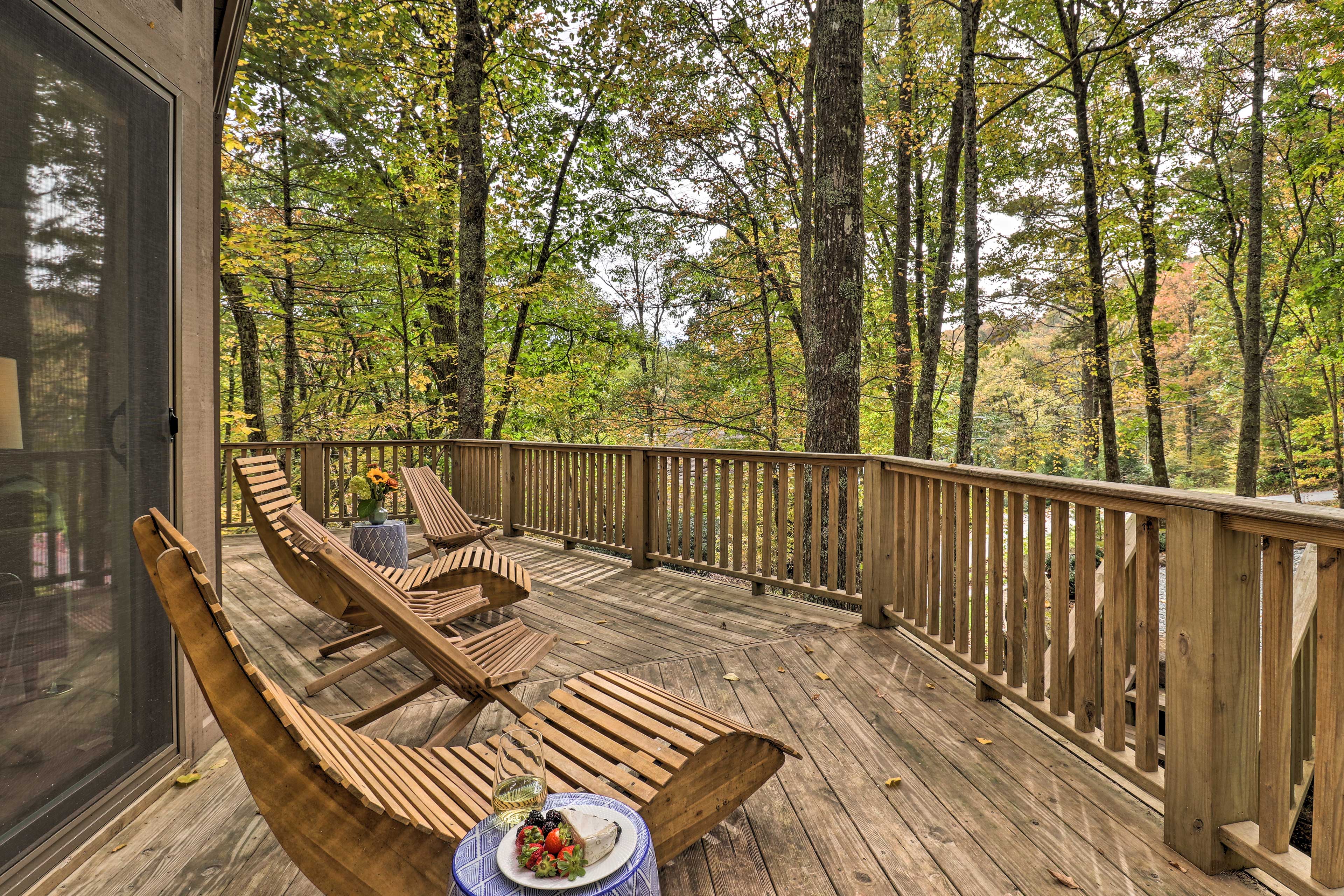 1 Mi to Town: Chalet-Style Highlands Retreat