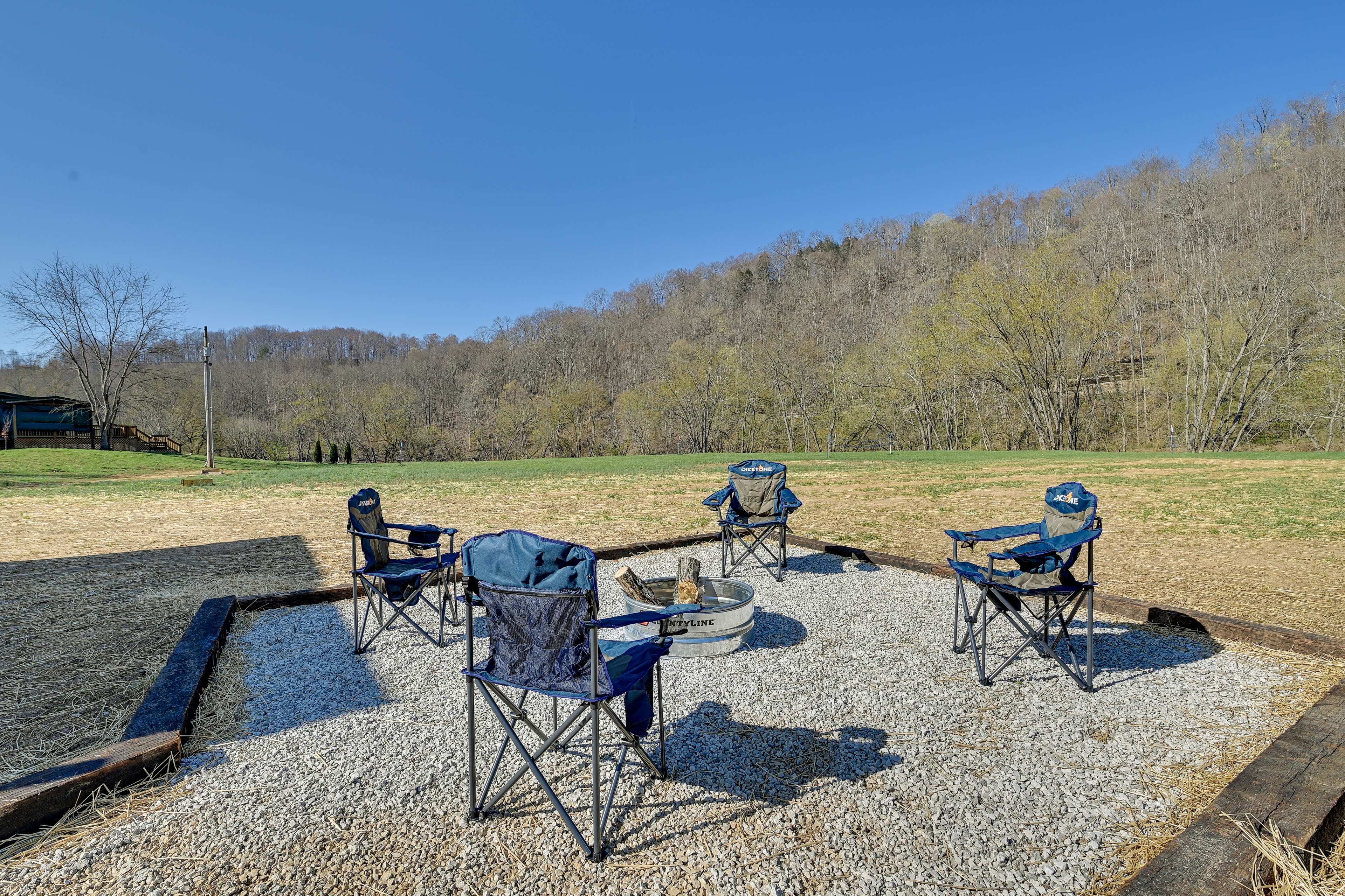 Riverside Beattyville Cabin w/ Kayaks & Fire Pit!