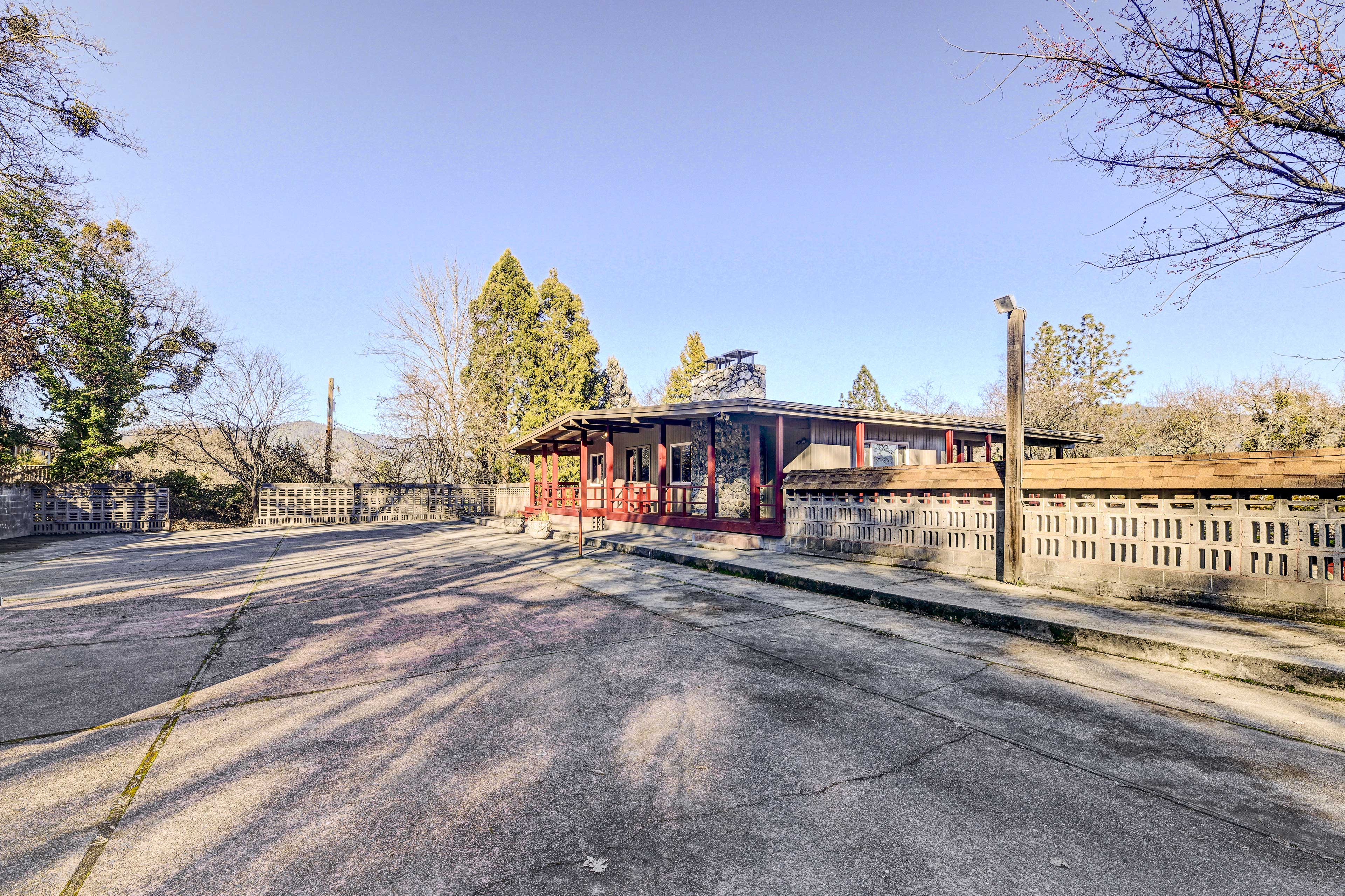 Property Image 2 - Pet-Friendly Grants Pass Home w/ Hot Tub!