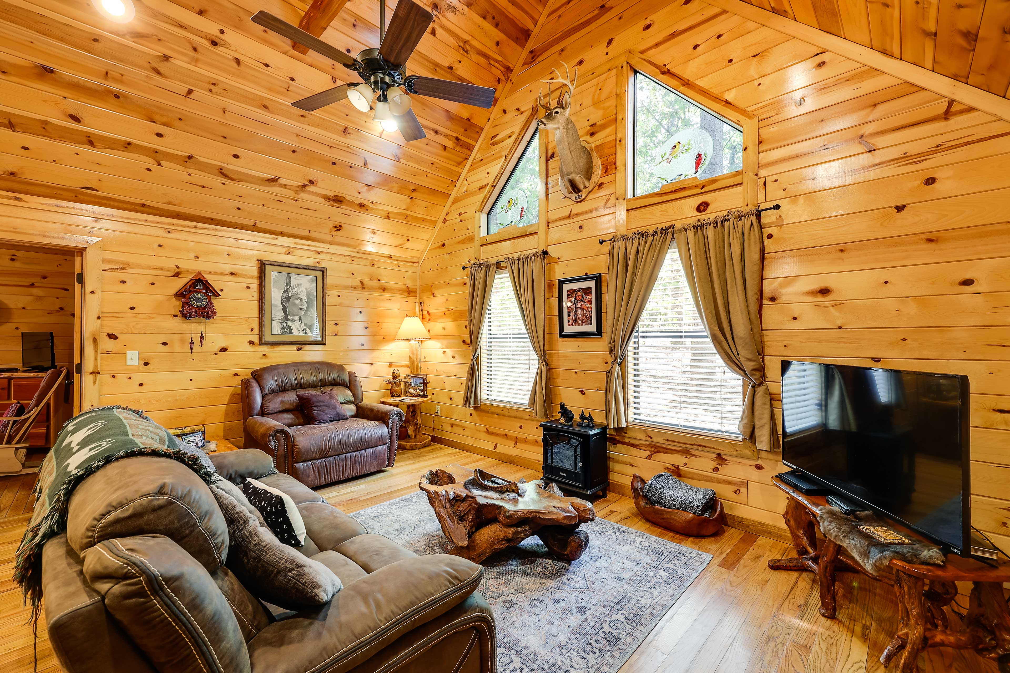 Property Image 2 - Broken Bow Rental Cabin w/ Hot Tub & Bar