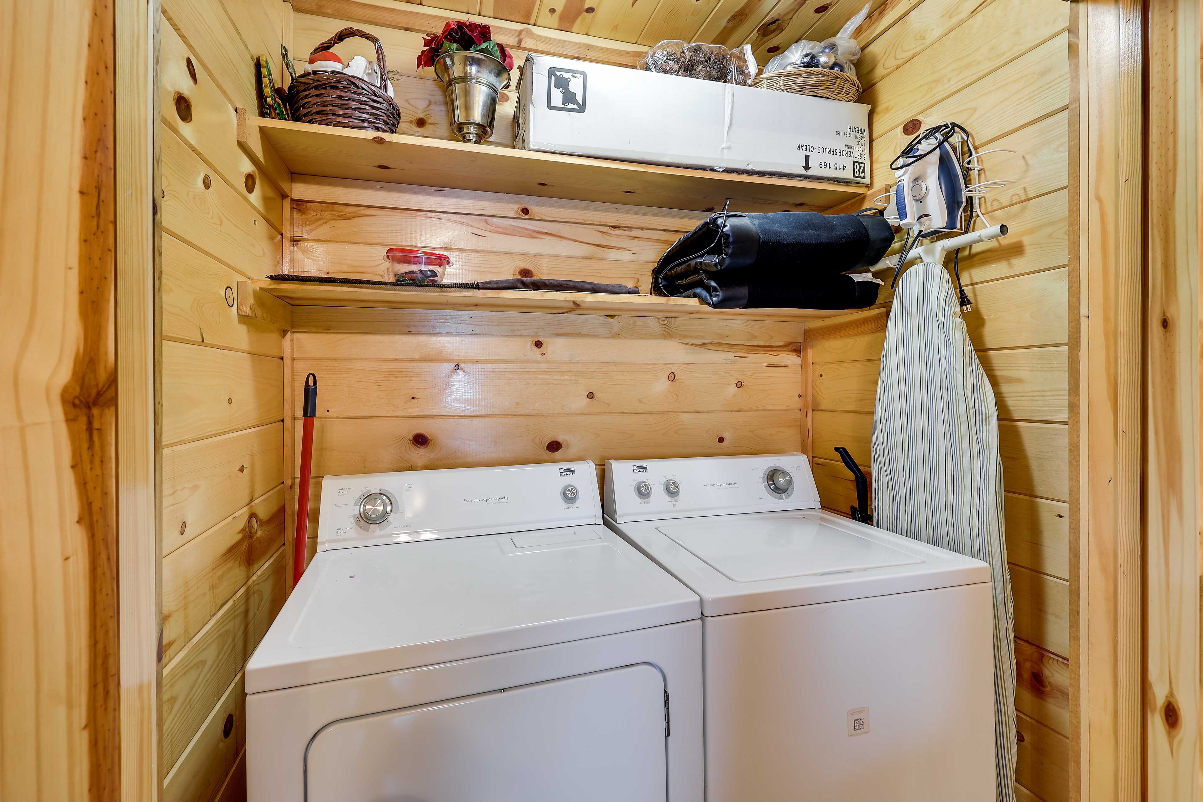 Broken Bow Rental Cabin w/ Hot Tub & Bar