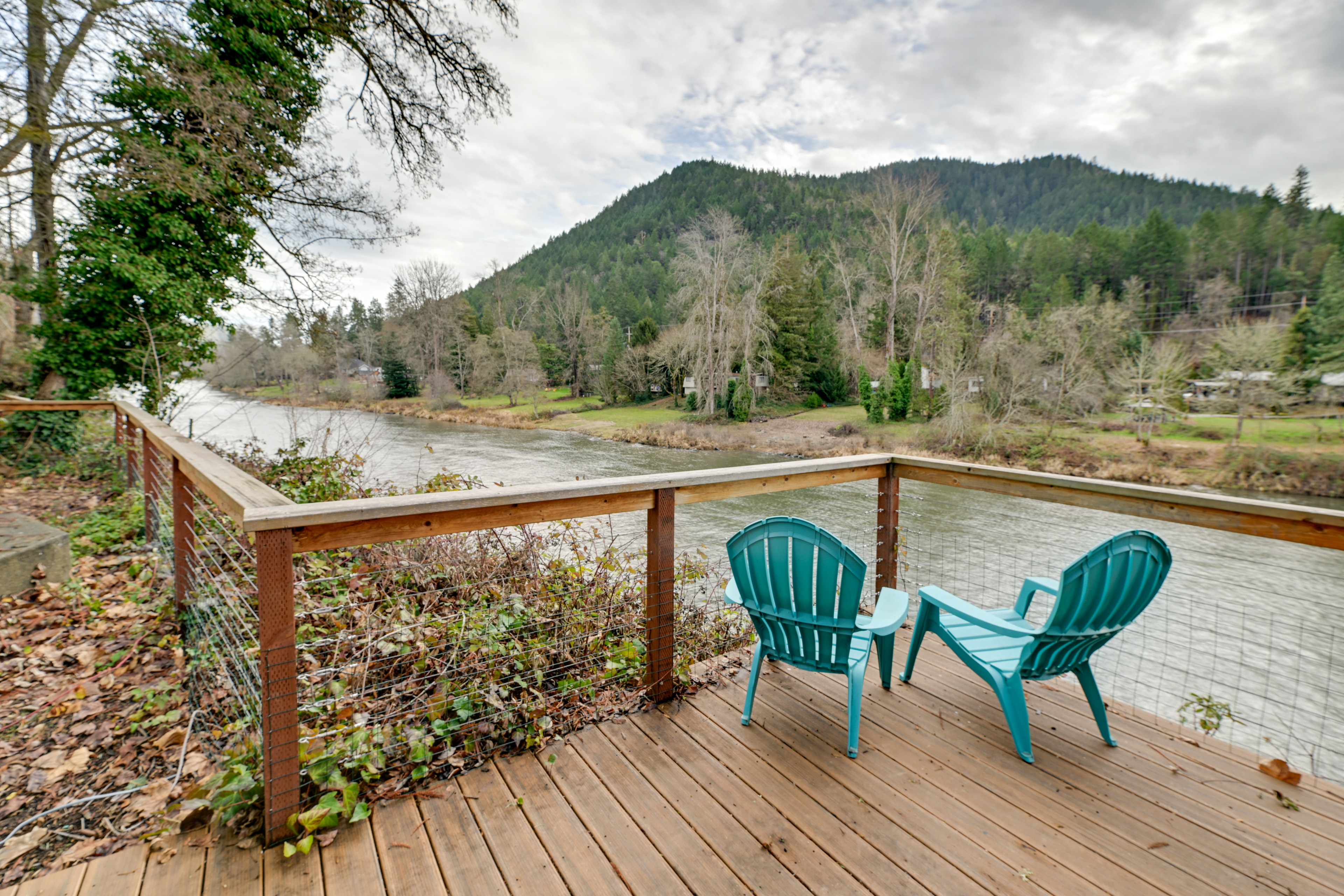 Property Image 1 - Spacious Grants Pass Home w/ Hot Tub & Views!