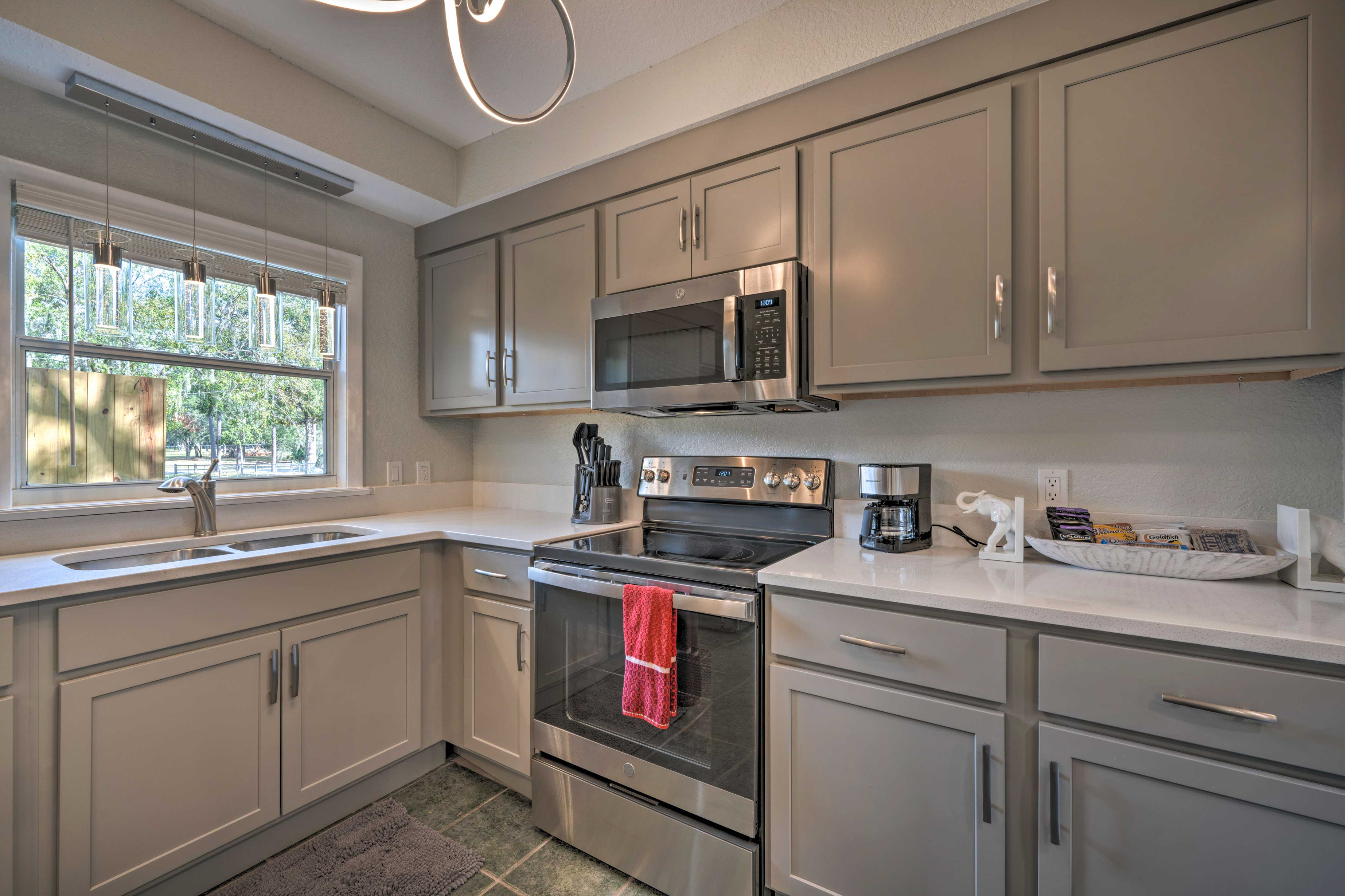 Apopka Getaway w/ Yard & Covered Patio