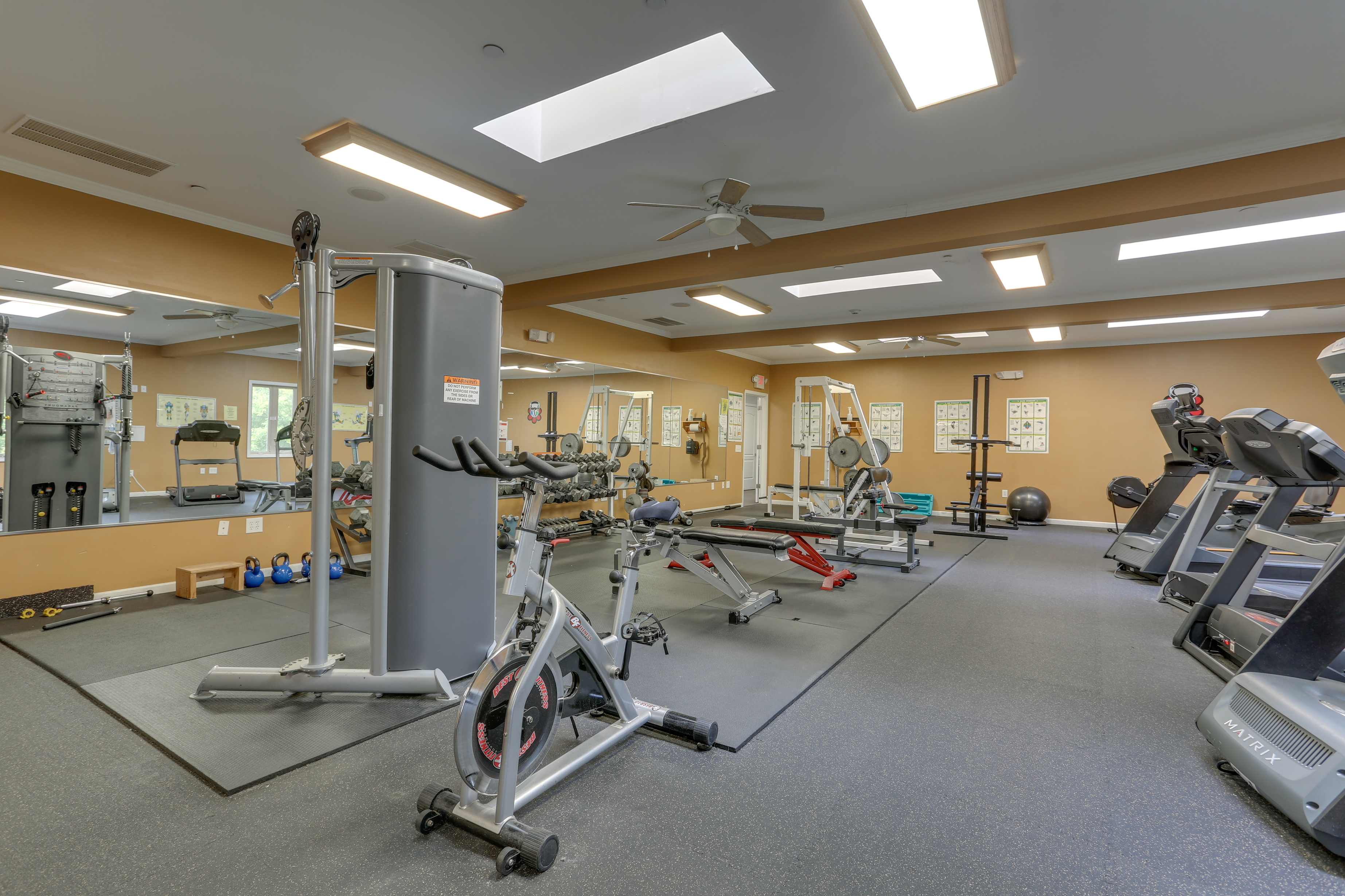 Screened Porch & Grill: Lake Ariel Vacation Rental