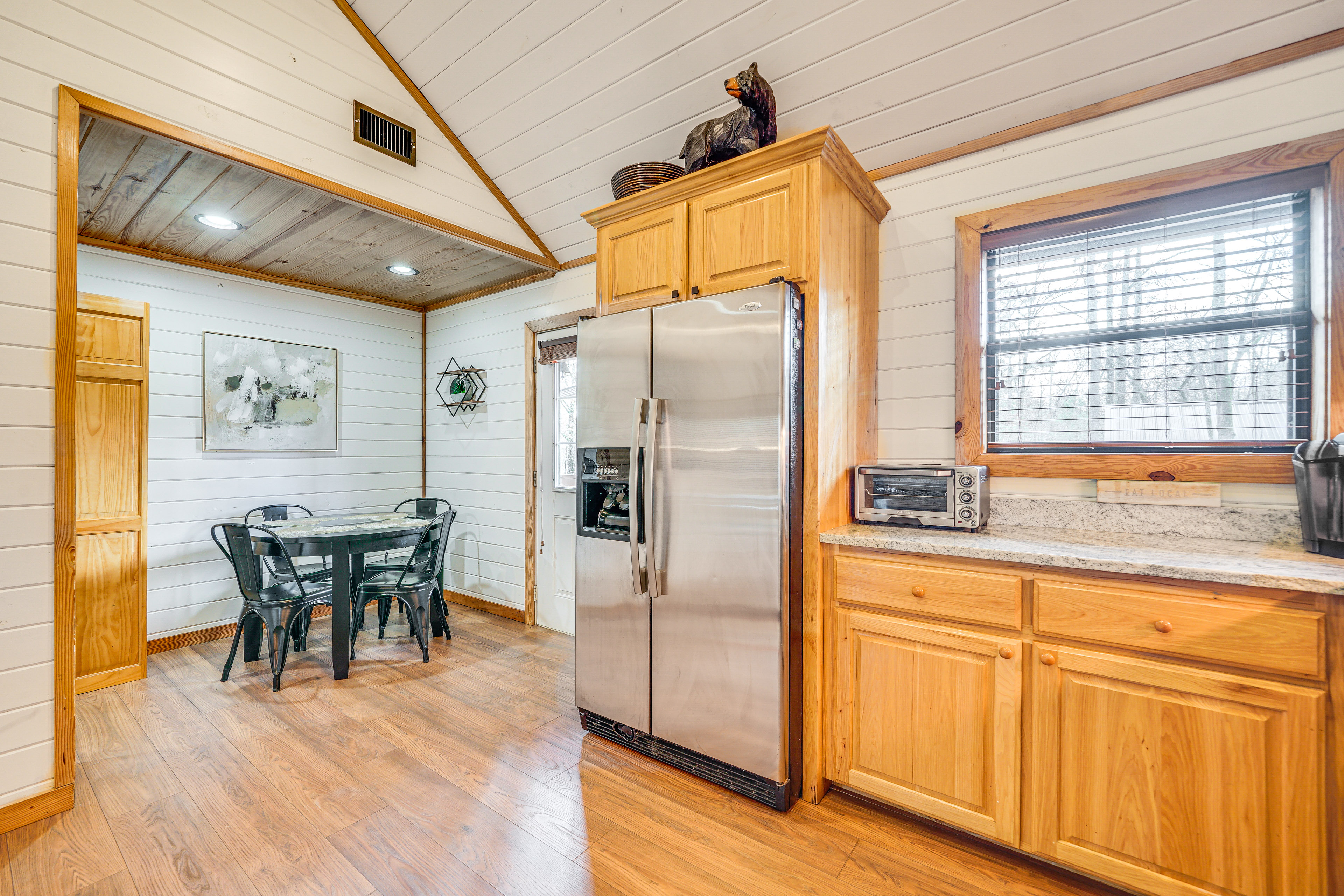 Broken Bow Cabin w/ Hot Tub ~ 5 Mi to State Park!