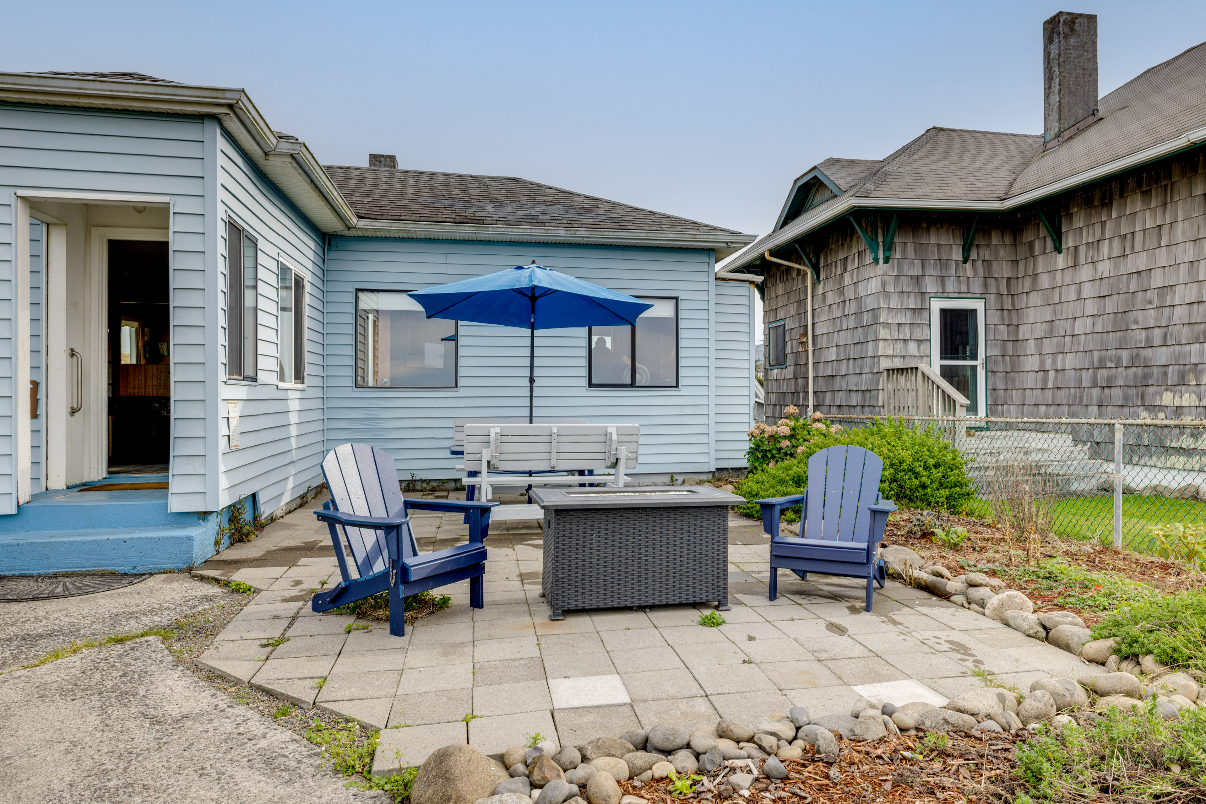 Beachfront Cottage on Seaside Promenade w/ Hot Tub