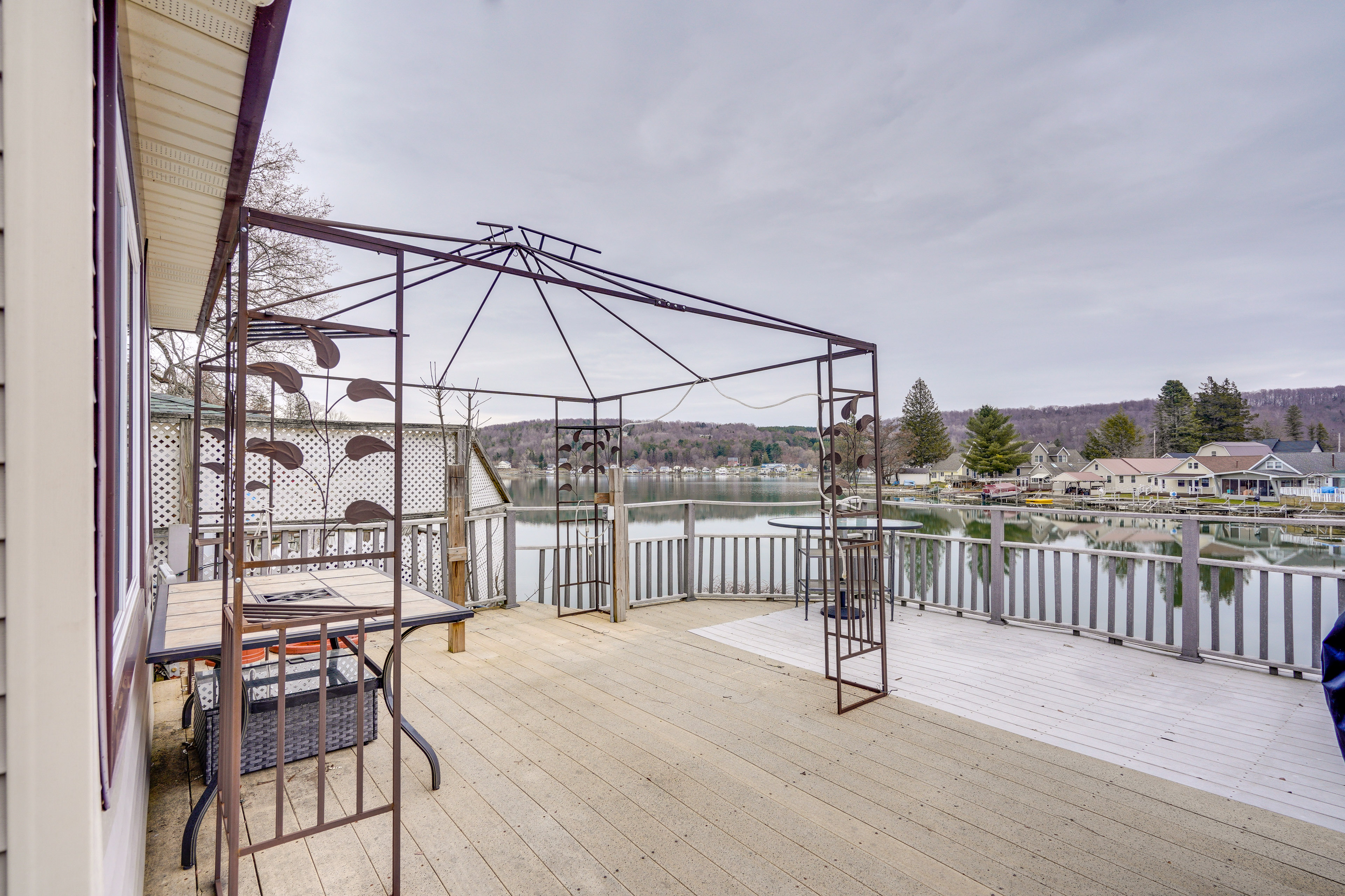 Lime Lake Cottage w/ Lakefront Deck & Dock!