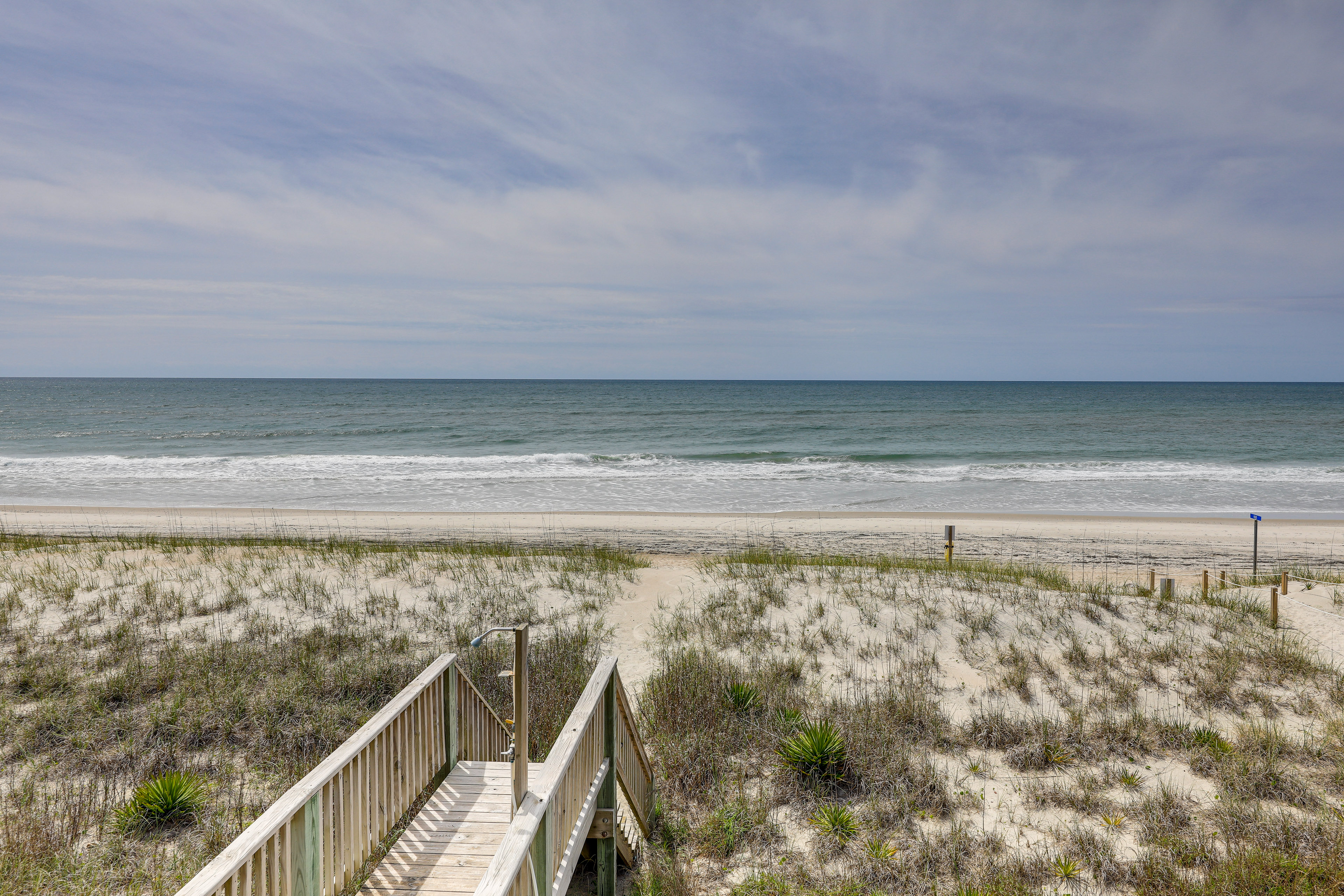 Lovely Emerald Isle Beach House - Steps to Beach!