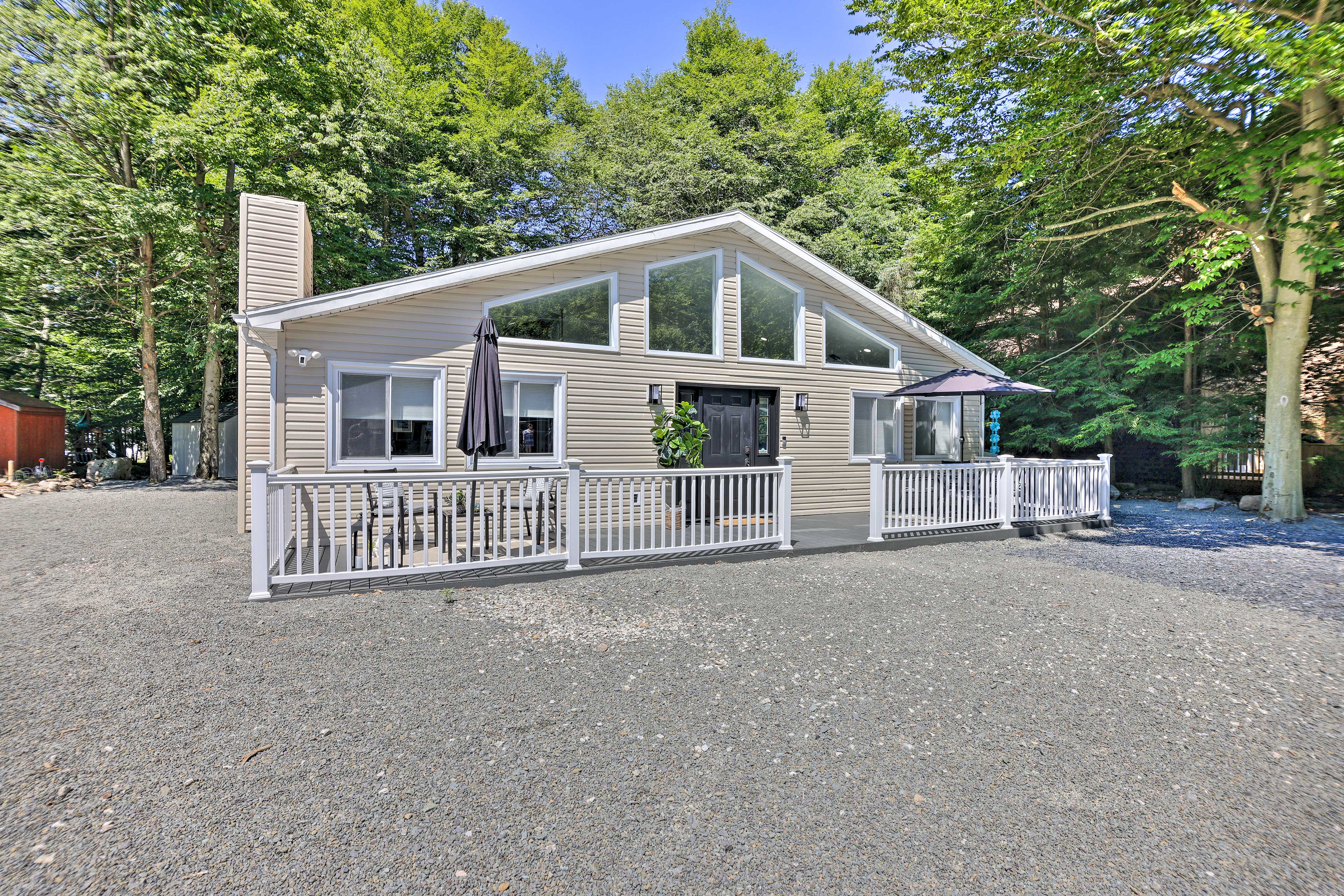 Tobyhanna Home: Deck & Community Lake Access