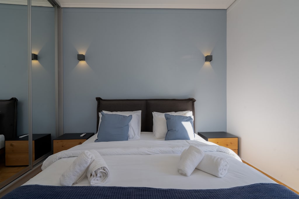 The tastefully decorated bedroom comes with a double bed with a premium quality mattress for optimum relaxation. Wake up in this modern apartment and enjoy the scenic view of Mount Lycabettus.