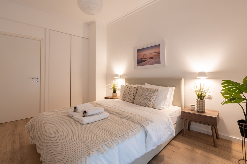 Cool white and earthy tones set the stage for a restful night’s sleep