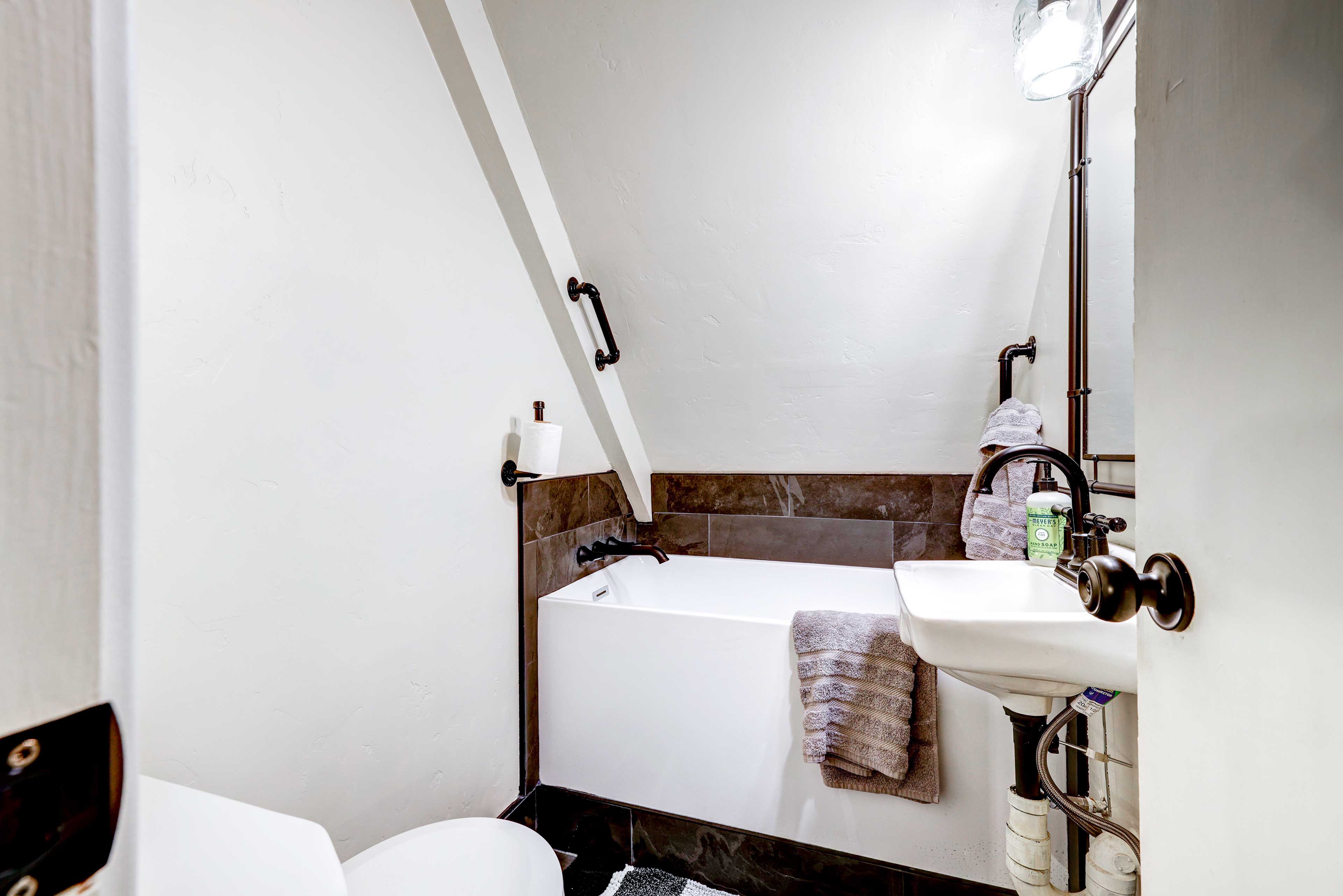 Hike, Fish & Explore: California Cabin w/ Deck!